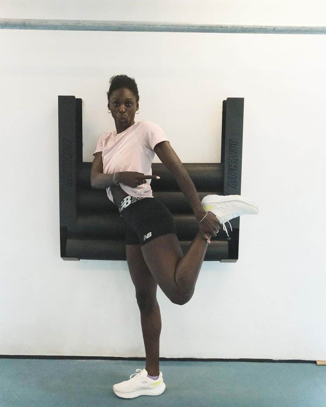 NANA OWUSU-AFRIYIEさんのインスタグラム写真 - (NANA OWUSU-AFRIYIEInstagram)「New Balance Fresh foam 1080v13 on film 🎬 They are available in store and online today @newbalance @newbalancerunning New level of comfort on my feet 👣」10月13日 11時41分 - nanaaowusu