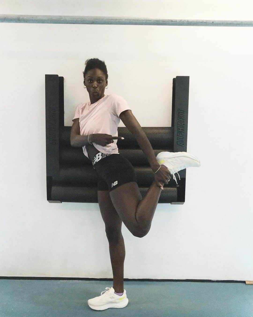 NANA OWUSU-AFRIYIEのインスタグラム：「New Balance Fresh foam 1080v13 on film 🎬 They are available in store and online today @newbalance @newbalancerunning New level of comfort on my feet 👣」
