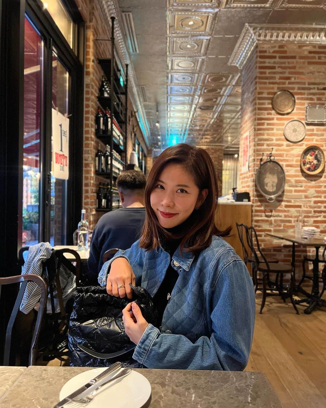 キム・ジュニさんのインスタグラム写真 - (キム・ジュニInstagram)「지난번 설문조사에서 블랙/실버 비율대로 원단발주 했는데 실버 컬러 수량이 작아서 먼저 품절이에요😭  설문대로 실버를 적게 발주 했는데 두컬러 다 구매 하시는 분들이 계셔서 실버컬러가 생각외로 빠르게 소진되었네요  그래도 역시 진리의 블랙 컬러는 실버에 비해  훨씬 빠르게 주문수량이 오르고 있어요 블랙컬러도 현재 70% 판매완료! 서둘러쥬세요!! 품절시 리오더 없습니다!!  블랙은 진리! 후회없는 선택이실거에요🖤 (저도 블랙을 훨씬 많이 들고 다녀요)」10月13日 11時41分 - evajunie