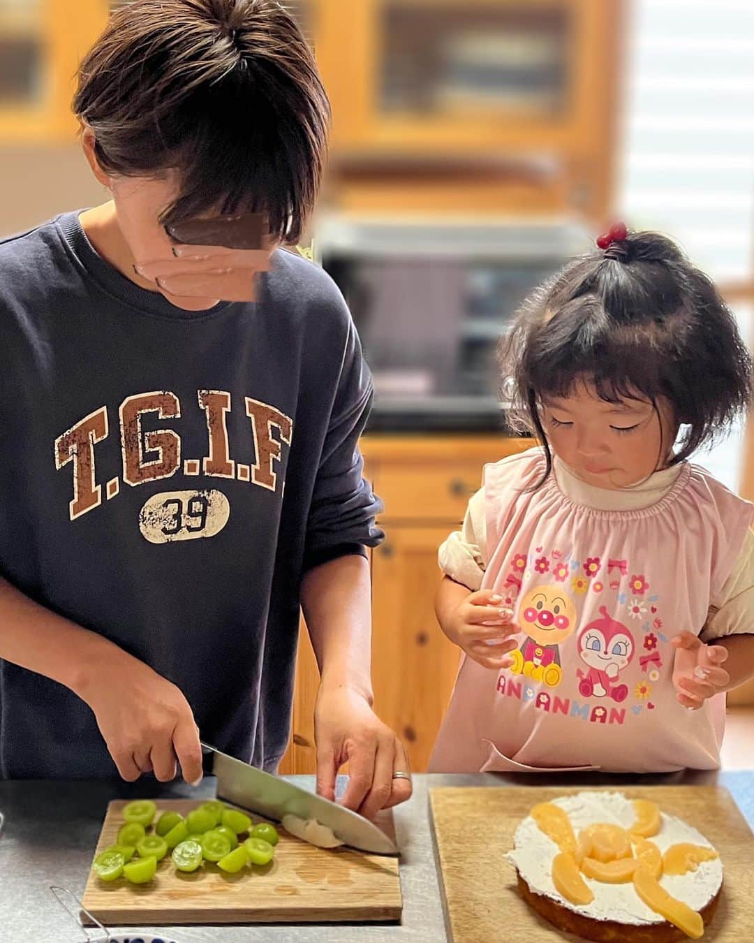 aco.さんのインスタグラム写真 - (aco.Instagram)「📷2023.10.9  #3歳最後の日  娘の#誕生日ケーキ🎂  今年は当日が役員会と被っていたので お店で注文するかギリギリまで迷ったのですが やっぱり家で作りたいなぁと思い 味は落ちるだろうけど、前日に娘と作りました  （といってもスポンジもホイップも既成のものを使って 　飾り付けしただけですが笑）  娘は料理のお手伝いが大好きだけど 私の心にゆとりがなく なかなかさせてあげられていなかったので ちょうど良かった☺️  娘もとても喜んでくれました！  娘の誕生日は 毎年、シャインマスカットたっぷりのケーキ  ナッペが下手で毎回苦戦するけど 今年は娘と一緒に作ったから 下手でもいいかと開き直れて 私も楽しく作れました！笑  娘と作るのもこれからはアリだな . . . 数年前は子供の好きなキャラなどを クッキーで作ってケーキに乗せてあげていたけど 近頃、本当に夜眠くて夜なべは無理なので （歳のせいかな😇） 去年の息子の誕生日から ケーキトッパーを好きなものや 本人の写真にする事にしています  我が家はプリンターがないので コンビニでプリントする手間はありますが これがすごく楽だし 特別感があって喜んでくれる😆 （後ろのハートのものだけ @daiso_official の）  娘もそろそろアンパンマンは卒業して プリキュアに興味が出てきたので、今年はプリキュア💓  まだグッズが欲しいとか言わないけど 友達とプリキュアトークしてるみたいです🤭 . . . 明日は息子の誕生日（11月）プレゼントの服を買いに 明後日は娘の誕生日のお出かけで 初めてのおもちゃ王国に行く予定  我が家は10月生まれ3人、息子が11月の初めと 誕生日月間〜  イベント盛りだくさんです🥳 . . . . . #aco子育て記録 . #4歳誕生日 #ケーキ作り #コスモス #季節を楽しむ暮らし #ムクリ #マイホーム #木の家 #平屋 #平屋建て #平家の家 #平家住宅 #平屋暮らし #こどものいる暮らし #こどもと暮らす #子育てを楽しむ #10月生まれ #幼稚園児 #こどものいる暮らし #こどもと暮らす #子育てを楽しむ  #11歳差子育て #中3男子 #14歳 #年の差兄妹 #年の差育児  #暮らしを楽しむ家づくり #暮らしの記録 #日常の記録 #日常を楽しむ #日常を楽しく .」10月13日 11時46分 - aco.chaaaaan