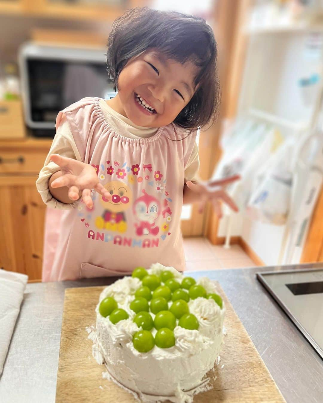 aco.さんのインスタグラム写真 - (aco.Instagram)「📷2023.10.9  #3歳最後の日  娘の#誕生日ケーキ🎂  今年は当日が役員会と被っていたので お店で注文するかギリギリまで迷ったのですが やっぱり家で作りたいなぁと思い 味は落ちるだろうけど、前日に娘と作りました  （といってもスポンジもホイップも既成のものを使って 　飾り付けしただけですが笑）  娘は料理のお手伝いが大好きだけど 私の心にゆとりがなく なかなかさせてあげられていなかったので ちょうど良かった☺️  娘もとても喜んでくれました！  娘の誕生日は 毎年、シャインマスカットたっぷりのケーキ  ナッペが下手で毎回苦戦するけど 今年は娘と一緒に作ったから 下手でもいいかと開き直れて 私も楽しく作れました！笑  娘と作るのもこれからはアリだな . . . 数年前は子供の好きなキャラなどを クッキーで作ってケーキに乗せてあげていたけど 近頃、本当に夜眠くて夜なべは無理なので （歳のせいかな😇） 去年の息子の誕生日から ケーキトッパーを好きなものや 本人の写真にする事にしています  我が家はプリンターがないので コンビニでプリントする手間はありますが これがすごく楽だし 特別感があって喜んでくれる😆 （後ろのハートのものだけ @daiso_official の）  娘もそろそろアンパンマンは卒業して プリキュアに興味が出てきたので、今年はプリキュア💓  まだグッズが欲しいとか言わないけど 友達とプリキュアトークしてるみたいです🤭 . . . 明日は息子の誕生日（11月）プレゼントの服を買いに 明後日は娘の誕生日のお出かけで 初めてのおもちゃ王国に行く予定  我が家は10月生まれ3人、息子が11月の初めと 誕生日月間〜  イベント盛りだくさんです🥳 . . . . . #aco子育て記録 . #4歳誕生日 #ケーキ作り #コスモス #季節を楽しむ暮らし #ムクリ #マイホーム #木の家 #平屋 #平屋建て #平家の家 #平家住宅 #平屋暮らし #こどものいる暮らし #こどもと暮らす #子育てを楽しむ #10月生まれ #幼稚園児 #こどものいる暮らし #こどもと暮らす #子育てを楽しむ  #11歳差子育て #中3男子 #14歳 #年の差兄妹 #年の差育児  #暮らしを楽しむ家づくり #暮らしの記録 #日常の記録 #日常を楽しむ #日常を楽しく .」10月13日 11時46分 - aco.chaaaaan