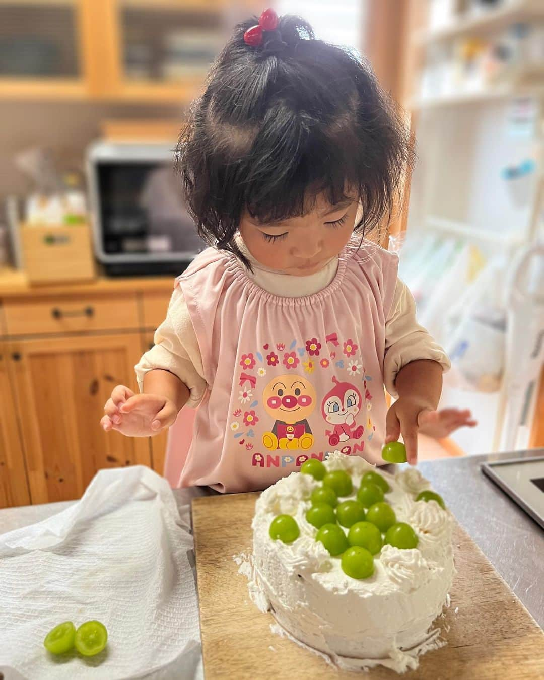 aco.さんのインスタグラム写真 - (aco.Instagram)「📷2023.10.9  #3歳最後の日  娘の#誕生日ケーキ🎂  今年は当日が役員会と被っていたので お店で注文するかギリギリまで迷ったのですが やっぱり家で作りたいなぁと思い 味は落ちるだろうけど、前日に娘と作りました  （といってもスポンジもホイップも既成のものを使って 　飾り付けしただけですが笑）  娘は料理のお手伝いが大好きだけど 私の心にゆとりがなく なかなかさせてあげられていなかったので ちょうど良かった☺️  娘もとても喜んでくれました！  娘の誕生日は 毎年、シャインマスカットたっぷりのケーキ  ナッペが下手で毎回苦戦するけど 今年は娘と一緒に作ったから 下手でもいいかと開き直れて 私も楽しく作れました！笑  娘と作るのもこれからはアリだな . . . 数年前は子供の好きなキャラなどを クッキーで作ってケーキに乗せてあげていたけど 近頃、本当に夜眠くて夜なべは無理なので （歳のせいかな😇） 去年の息子の誕生日から ケーキトッパーを好きなものや 本人の写真にする事にしています  我が家はプリンターがないので コンビニでプリントする手間はありますが これがすごく楽だし 特別感があって喜んでくれる😆 （後ろのハートのものだけ @daiso_official の）  娘もそろそろアンパンマンは卒業して プリキュアに興味が出てきたので、今年はプリキュア💓  まだグッズが欲しいとか言わないけど 友達とプリキュアトークしてるみたいです🤭 . . . 明日は息子の誕生日（11月）プレゼントの服を買いに 明後日は娘の誕生日のお出かけで 初めてのおもちゃ王国に行く予定  我が家は10月生まれ3人、息子が11月の初めと 誕生日月間〜  イベント盛りだくさんです🥳 . . . . . #aco子育て記録 . #4歳誕生日 #ケーキ作り #コスモス #季節を楽しむ暮らし #ムクリ #マイホーム #木の家 #平屋 #平屋建て #平家の家 #平家住宅 #平屋暮らし #こどものいる暮らし #こどもと暮らす #子育てを楽しむ #10月生まれ #幼稚園児 #こどものいる暮らし #こどもと暮らす #子育てを楽しむ  #11歳差子育て #中3男子 #14歳 #年の差兄妹 #年の差育児  #暮らしを楽しむ家づくり #暮らしの記録 #日常の記録 #日常を楽しむ #日常を楽しく .」10月13日 11時46分 - aco.chaaaaan