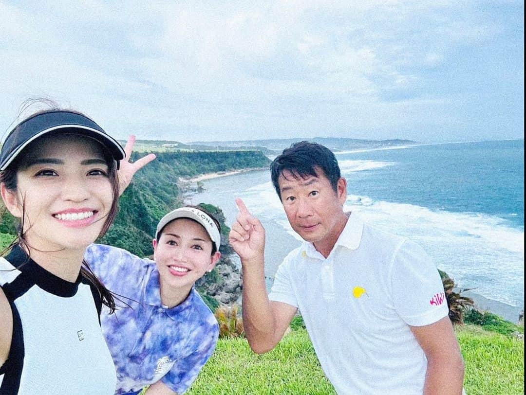 yuina.ushio ueharaのインスタグラム：「. 大好きな兄貴夫婦👫来沖！  ちょうど連絡しようと思ってたタイミングで 嬉しかった🥺❤️  相談に乗ってほしい事業を 一緒に壁打ちしてもらって 明確な道が見えたし  事業のあり方や見方を 新しく知れて  知識や経験値のすごさを 改めて実感したし 同時に未熟さも悔しさも感じた😂  大経営者からしたら わたしなんか幼稚園生なんだろうな😂  答えが秒速で帰ってくる。  でもそれを理解できるようになった 自分も褒めたい←  無駄遣いにならないように そして気づいたことを しっかり自分に落としこめるようにしていくぞ🔥  #島田の兄貴 #10年のお付き合い #そろそろ成長をみせたい←」
