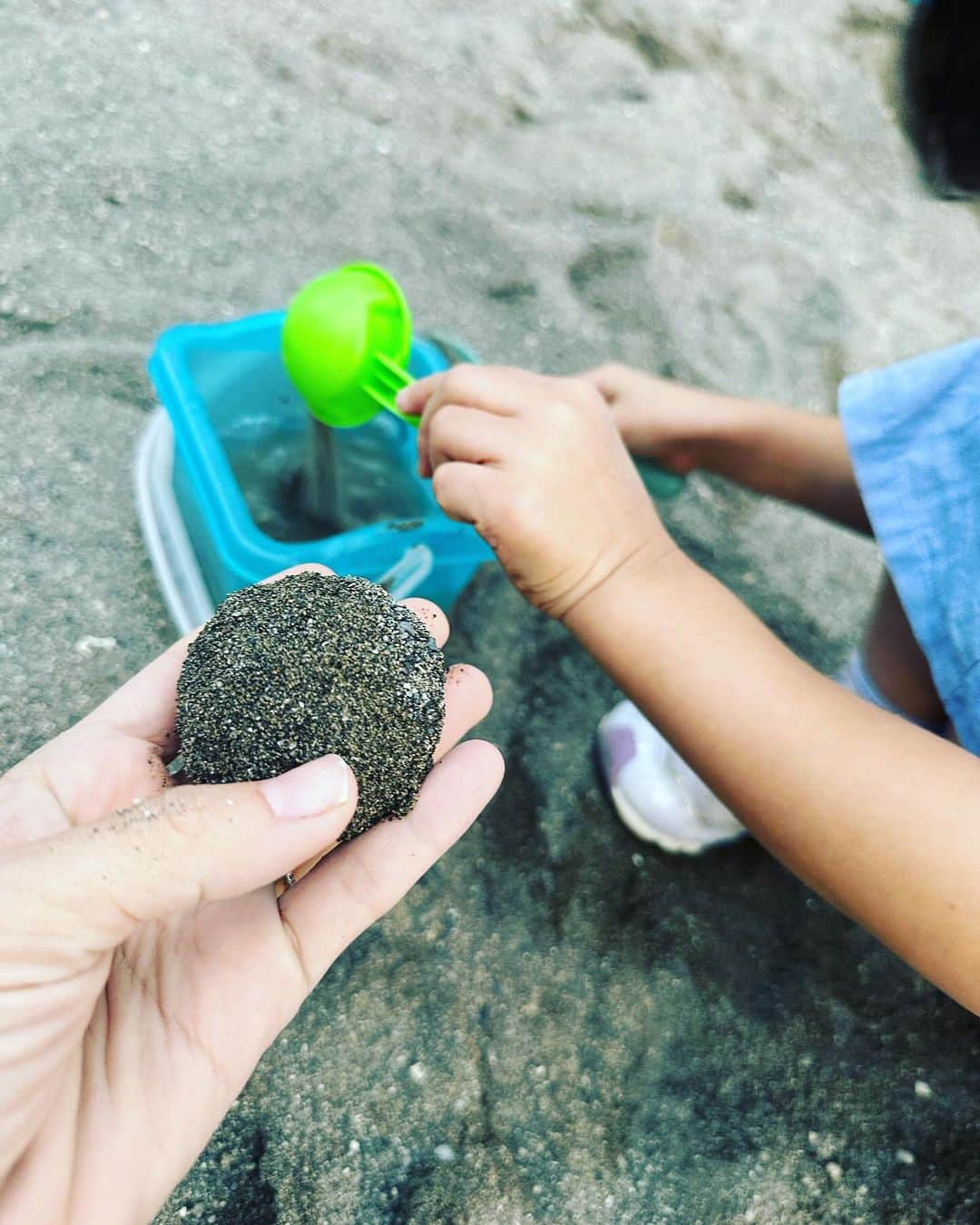 小脇美里さんのインスタグラム写真 - (小脇美里Instagram)「・ 最近、娘はお砂場ブーム。  毎日公園にいき、もはや私も 泥団子の達人を目指してる😎✨」10月13日 11時55分 - misatokowaki