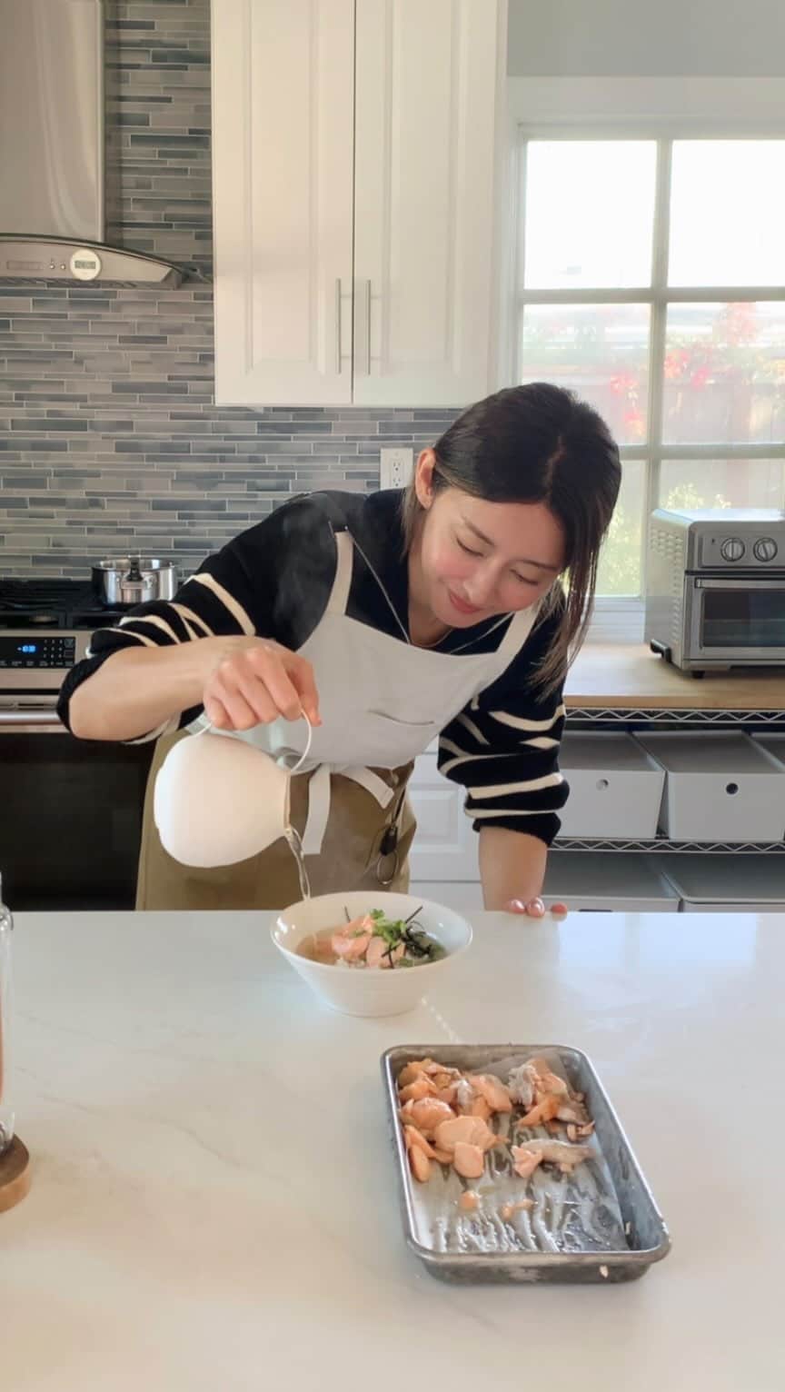 高木りなのインスタグラム：「お昼ごはんは脂がのった鮭カマを焼いて”鮭だし茶漬け” 出汁を取ってる間、息子たちがスクールから持って帰って来たプリントを見直して。 スープの味付けは、出汁,みりん,酒,クッカンジャン(韓国汁醤油)を大さじ1づつ 점심은 연어 가마살을 구워서 “연어 다시 차즈케“ 다시국물을 우려내는동안 두아들 학교에서 가져온 종이들 보고~ 국물은 다싯물에 미림 술 국간장 한술씩이요~」