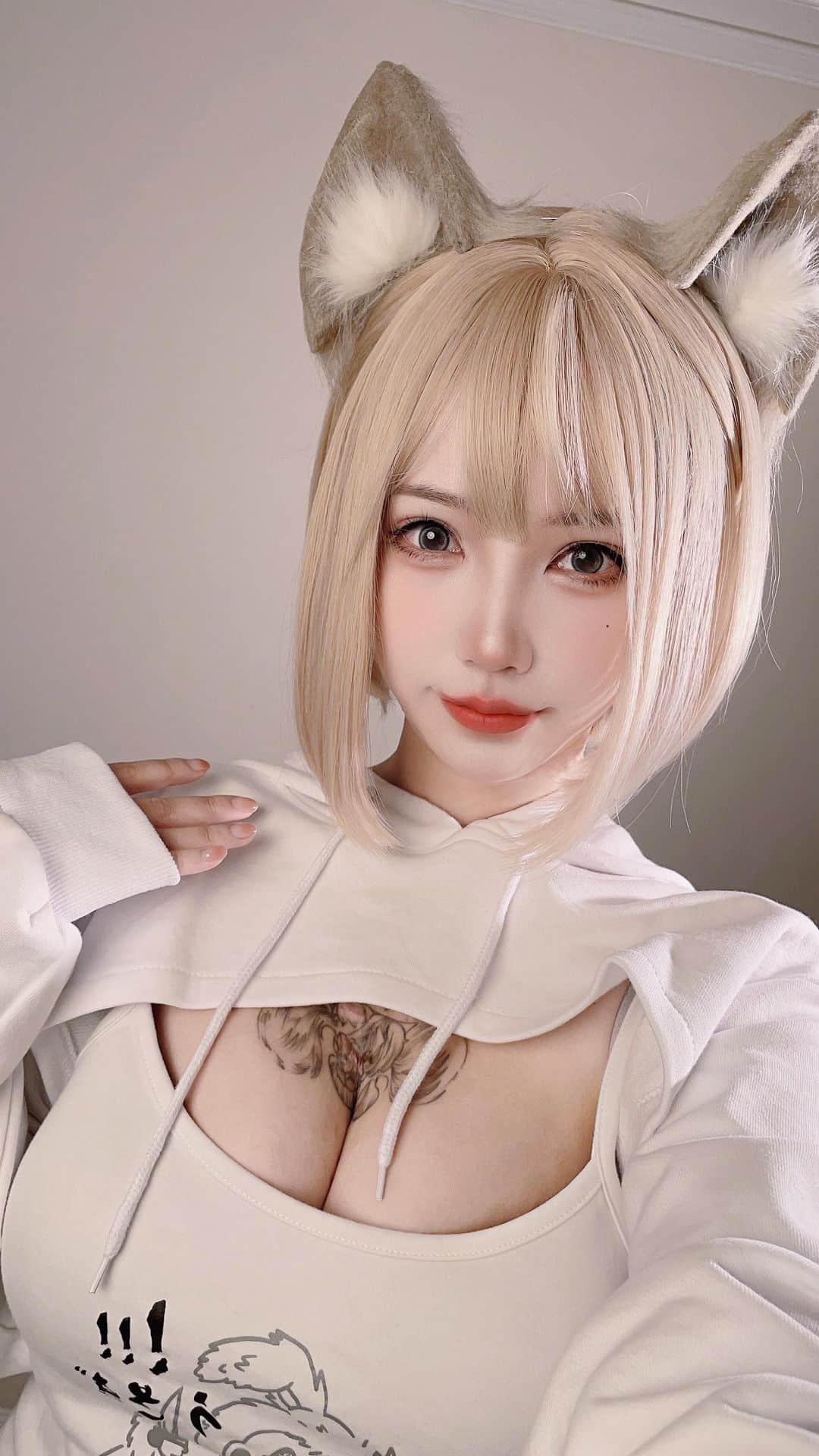 犬神洛洛子のインスタグラム：「🎵私尊いか？ #cosplay #catgirl #shorthair #animestyle #blondehair」