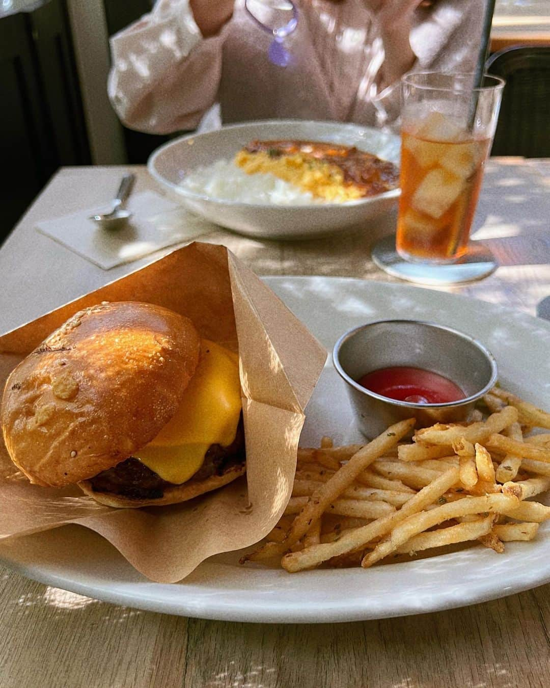 戸田れいさんのインスタグラム写真 - (戸田れいInstagram)「TRUNK HOTELのレストランでテラスランチした時の🍔  100%ビーフの炭火で焼いているおいし過ぎるハンバーガーに出会えました🥹  これは近いうちにまた食べたい❤️‍🔥  最近教えてもらったフィルムエフェクトにどハマり中のわたしです🙋‍♀️  これで撮ると何でもおしゃれ風🤤」10月13日 11時49分 - rei_toda