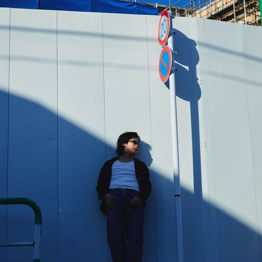 McGuffinさんのインスタグラム写真 - (McGuffinInstagram)「⚡McGuffin Street News⚡  Kouichi Arakawa 約 1 年ぶりとなる 2nd EP 「ROY」をリリース  @kouichi_arakawa  世界 No.1 音楽オーディション番組「THE VOICE」日本版ファイナリストや清水翔太とのコラボで各界から注目を集める中、Kouichi Arakawa が約 1 年ぶりとなる 2nd EP「ROY」をリリース。Kouichi Arakawa らしい特有の切なさが貫かれた 7 曲が収録。1st EP でもタッグを組んだ福岡を拠点に活動するプロデューサー mee が今作でも全曲制作を担当。以前より親交のある ラッパー 18scott や シンガーソングライター mii を迎えた楽曲も収められており、彩りが豊かではありつつも夢想的な切なさが全曲に香る作品となっている。 10/20 には Time Out Cafe & Diner にてリリースパティ―が開催。Featuring ナンバーのパフォーマンス、Guest Live で華を添える 18scott 、BANNY BUGS などみどころ満載の一夜となっている。  ▼Release info Artist:Kouichi Arakawa Title:ROY Track List: 1.INTRO 2.DEEP IN 3.KAMBI (feat. mii) 4.HONEST 5.LANA 6.BLUENESS (feat. 18scott) 7.WATER Streaming Release Date:https://big-up.style/zbVa1nhol9 Format:Digital  ▼Live info Kouichi Arakawa 2nd EP 「ROY」 RELEASE PARTY Entrance Fee:¥2,300 + 2Drink 日程:2023/10/20(Fri) 会場:TimeOut Café & Diner https://www.timeoutcafe.jp/ 開場&開演:18:00 【RELEASE LIVE】Kouichi Arakawa 【Guest Live】18scott / BUNNY BUGS 【Live】SOUI / KEYTOTHECITY 【DJ】NOVA / ChibiChael / Nano Dia / AKARI  ▼Kouichi Arakawa Singer / Songwriter 2021 年清水翔太との楽曲コラボレーションの座を勝ち取り「Lazy feat. ASOBOiSM, Kouichi Arakawa」がアルバム「HOPE」に収録される。2023 年世界 180 国で放送され優れた番組の功績に与えられる賞であるエミー賞を 4 度受賞した人気音楽オーデ ィション番組「The Voice」日本版ファイナリストとなり話題を呼ぶ。一線を画す歌唱センスは折り紙付きだが、昨年リリースした 1st EP「Late night talking」や、2023 年精力的にリリースされている楽曲等からそのメロディーセンスと切ない歌詞の世界観にも注目が集まる。また 5 人姉弟からなるアーティストグループ「あらかわ家」として WARNER MUSIC より楽曲をリリースするなどし、現代の「The Jackson 5」と称され活動。更に「あらかわ家」の 3 女夢宇子 と、MOTOWN、R&B、FUNK を現代に昇華させたボーカルユニット「SUN BLAST」としても活動している。  #KouichiArakawa」10月13日 11時50分 - mcguffin_official