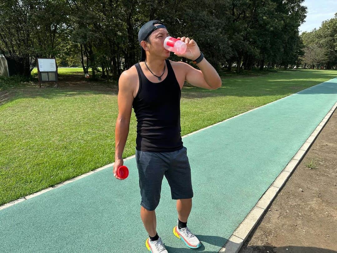 川﨑宗則のインスタグラム：「10月に入り少し肌寒くなってきましたがムネは走ります🏃セノビルとともに💪みんなも体調に気をつけながら運動の秋🍂食欲の秋を楽しんで😋チェチェチェチェスト！ #セノビル #pr」