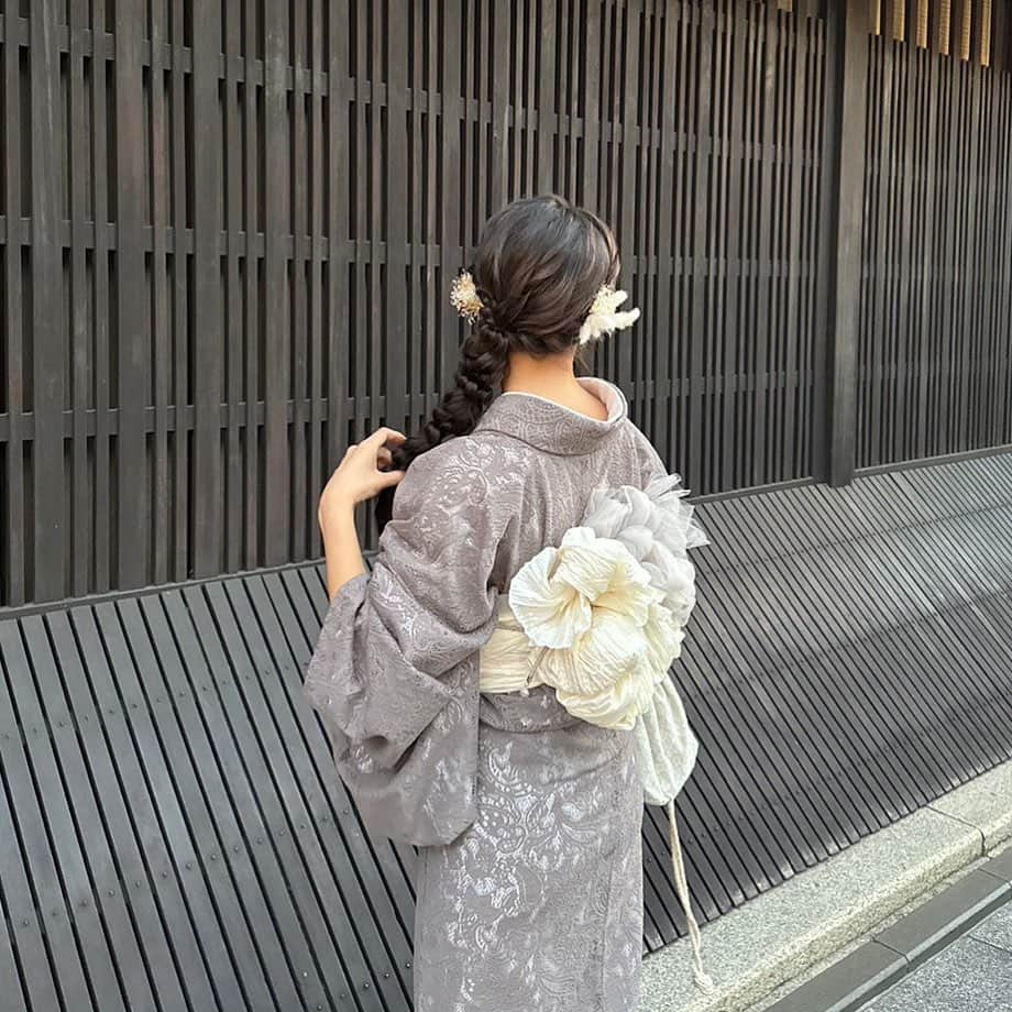 京都 着物レンタル くくる-Cucuru- レンタル着物さんのインスタグラム写真 - (京都 着物レンタル くくる-Cucuru- レンタル着物Instagram)「【お得なクーポン配信中❤︎】 ↑詳しくは固定フィード投稿をご覧ください＊  秋が少しづつ近づいてきて、とても心地よく、 すっかり着物が着やすい季節なってきました🍂 着物で京都の街歩きはいかがですか。 . ご来店心よりお待ちしております✳︎ . . .  【営業時間　9:00〜19:00 ※最終返却時間18:30】  ※予約の有無により、営業終了時間が早まる場合があります。 ご了承ください。  . . . . 祇園 八阪神社 高台寺 安井神社【安井金毘羅宮】清水寺 八坂の塔 京都の主要観光名所へのアクセス抜群！ . 翌日の返却が無料！ . . 📞075-531-5525 💻curun-kimono.jp . .  #着物レンタル  #レンタル着物  #くるん  #京都観光  #京都着物レンタル」10月13日 11時51分 - kimono.curun