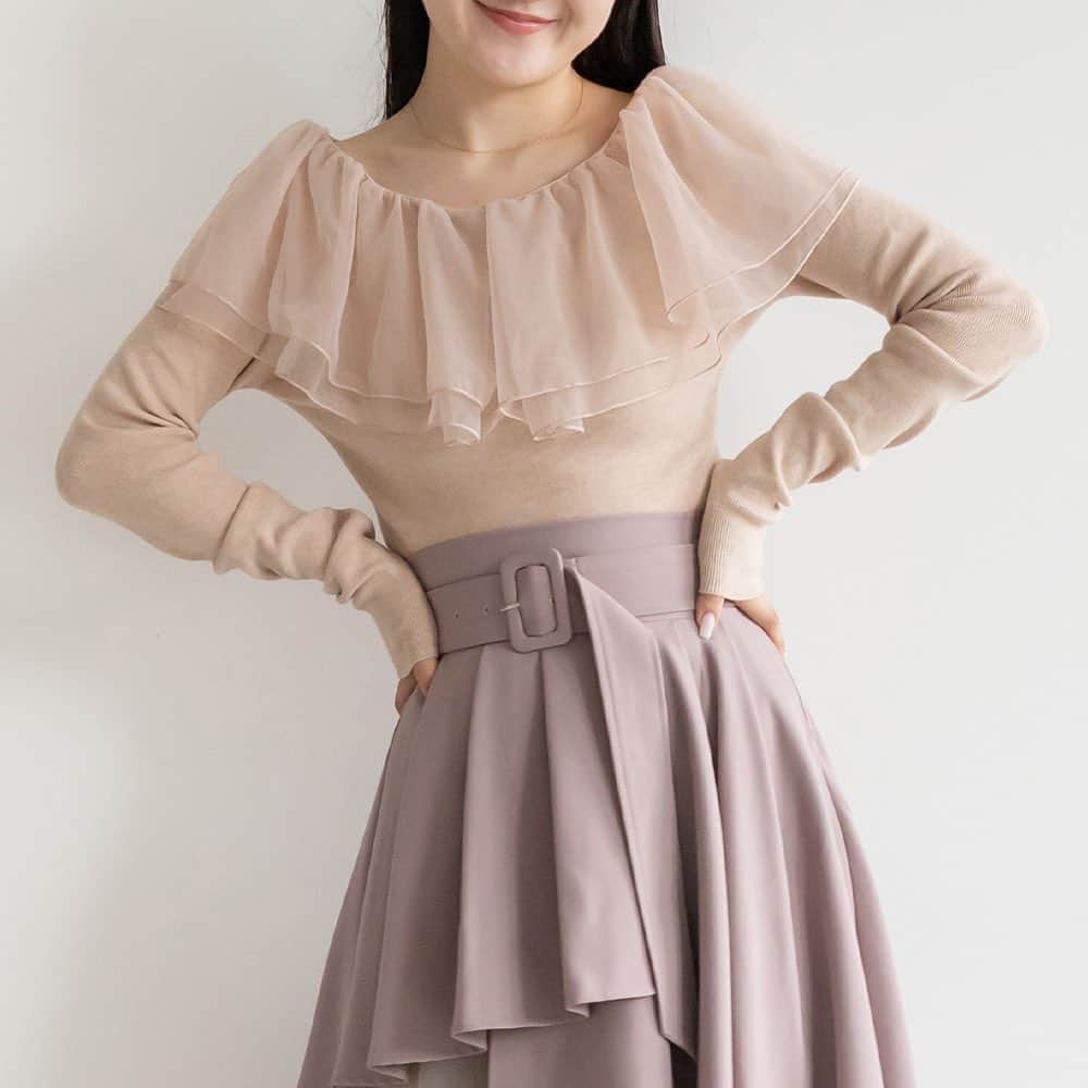 RANDAさんのインスタグラム写真 - (RANDAInstagram)「. 【TULLE KNIT】   ふんわりとしたチュールの衿と、すっきりしたコンパクトな身頃のコントラストが印象的なニット。 程よいボリューム感のチュールが顔周りを華やかに、また軽やかな装いを演出してくれます🤍  ──────────  チュール衿ニット （BT32219）11,990 yen 店舗・オンラインストアで販売中  ──────────   ※詳細は @randa_pic プロフィールURLよりご覧ください！   #RANDA #RANDA20th #2023aw #autumn #wintter #チュールデザイン #ニットコーデ #秋服 #秋コーデ #autumncoordinate #instafashion #fashion #ootd #ランダ  #ファッション #スタイリング」10月13日 11時52分 - randa_pic