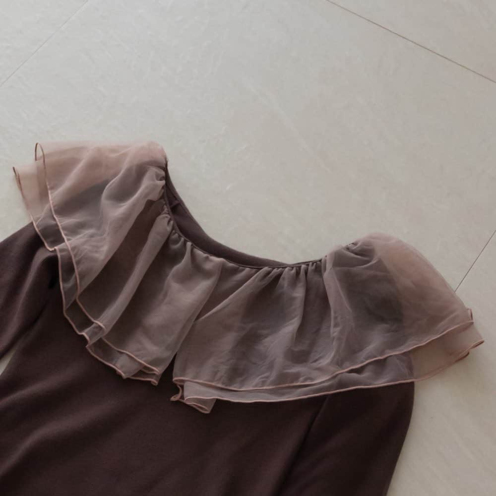 RANDAさんのインスタグラム写真 - (RANDAInstagram)「. 【TULLE KNIT】   ふんわりとしたチュールの衿と、すっきりしたコンパクトな身頃のコントラストが印象的なニット。 程よいボリューム感のチュールが顔周りを華やかに、また軽やかな装いを演出してくれます🤍  ──────────  チュール衿ニット （BT32219）11,990 yen 店舗・オンラインストアで販売中  ──────────   ※詳細は @randa_pic プロフィールURLよりご覧ください！   #RANDA #RANDA20th #2023aw #autumn #wintter #チュールデザイン #ニットコーデ #秋服 #秋コーデ #autumncoordinate #instafashion #fashion #ootd #ランダ  #ファッション #スタイリング」10月13日 11時52分 - randa_pic