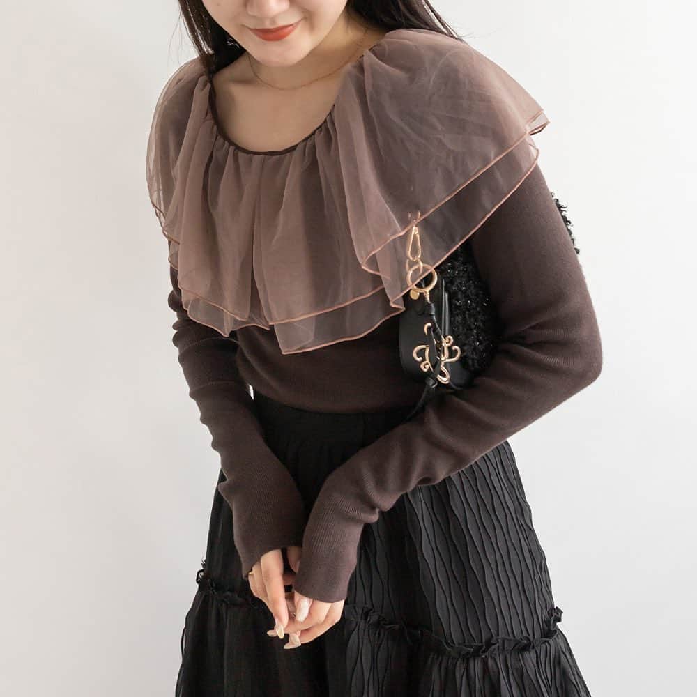 RANDAさんのインスタグラム写真 - (RANDAInstagram)「. 【TULLE KNIT】   ふんわりとしたチュールの衿と、すっきりしたコンパクトな身頃のコントラストが印象的なニット。 程よいボリューム感のチュールが顔周りを華やかに、また軽やかな装いを演出してくれます🤍  ──────────  チュール衿ニット （BT32219）11,990 yen 店舗・オンラインストアで販売中  ──────────   ※詳細は @randa_pic プロフィールURLよりご覧ください！   #RANDA #RANDA20th #2023aw #autumn #wintter #チュールデザイン #ニットコーデ #秋服 #秋コーデ #autumncoordinate #instafashion #fashion #ootd #ランダ  #ファッション #スタイリング」10月13日 11時52分 - randa_pic
