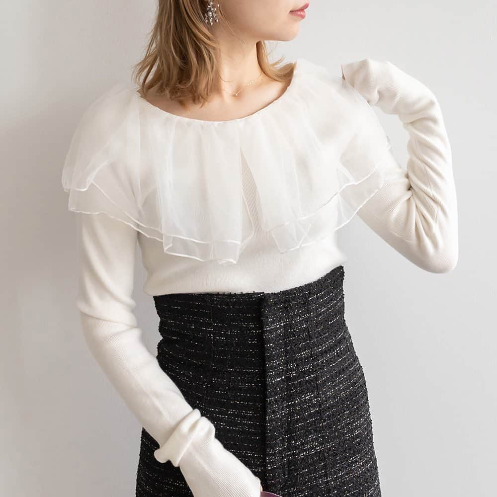 RANDAさんのインスタグラム写真 - (RANDAInstagram)「. 【TULLE KNIT】   ふんわりとしたチュールの衿と、すっきりしたコンパクトな身頃のコントラストが印象的なニット。 程よいボリューム感のチュールが顔周りを華やかに、また軽やかな装いを演出してくれます🤍  ──────────  チュール衿ニット （BT32219）11,990 yen 店舗・オンラインストアで販売中  ──────────   ※詳細は @randa_pic プロフィールURLよりご覧ください！   #RANDA #RANDA20th #2023aw #autumn #wintter #チュールデザイン #ニットコーデ #秋服 #秋コーデ #autumncoordinate #instafashion #fashion #ootd #ランダ  #ファッション #スタイリング」10月13日 11時52分 - randa_pic