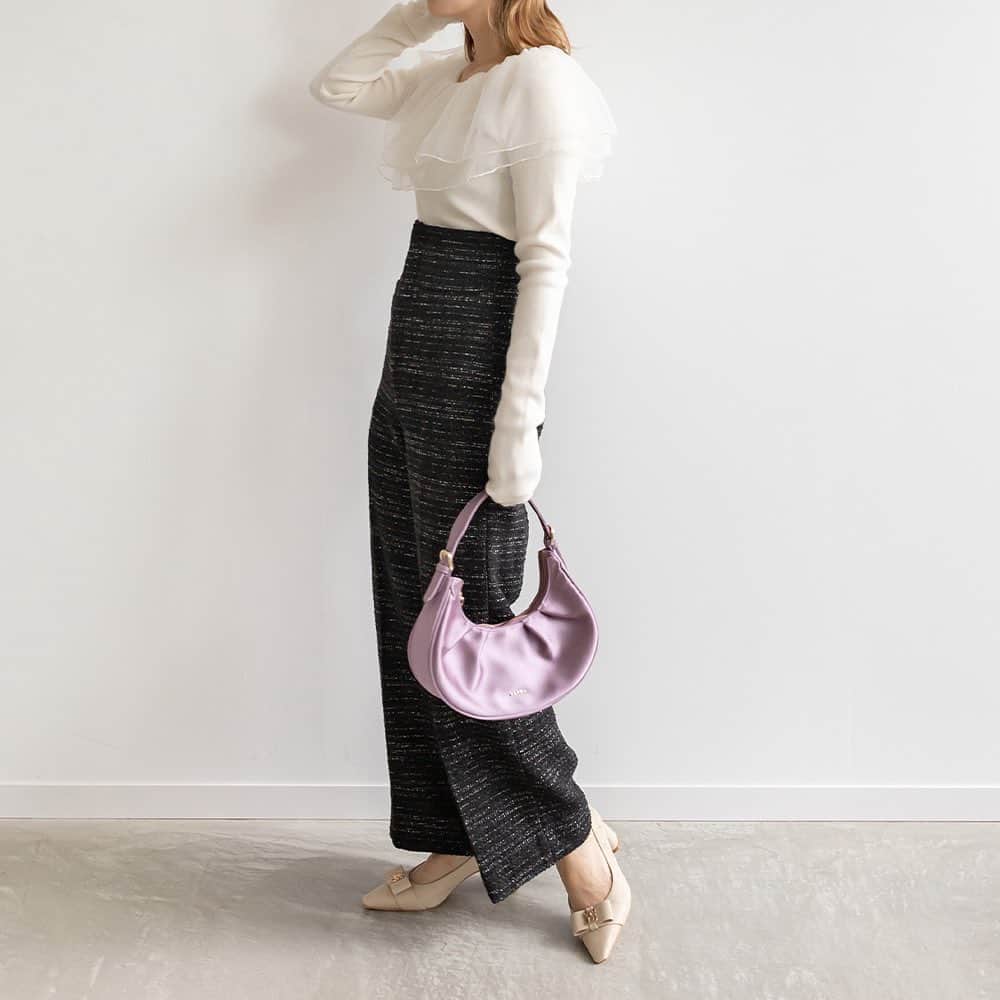 RANDAさんのインスタグラム写真 - (RANDAInstagram)「. 【TULLE KNIT】   ふんわりとしたチュールの衿と、すっきりしたコンパクトな身頃のコントラストが印象的なニット。 程よいボリューム感のチュールが顔周りを華やかに、また軽やかな装いを演出してくれます🤍  ──────────  チュール衿ニット （BT32219）11,990 yen 店舗・オンラインストアで販売中  ──────────   ※詳細は @randa_pic プロフィールURLよりご覧ください！   #RANDA #RANDA20th #2023aw #autumn #wintter #チュールデザイン #ニットコーデ #秋服 #秋コーデ #autumncoordinate #instafashion #fashion #ootd #ランダ  #ファッション #スタイリング」10月13日 11時52分 - randa_pic