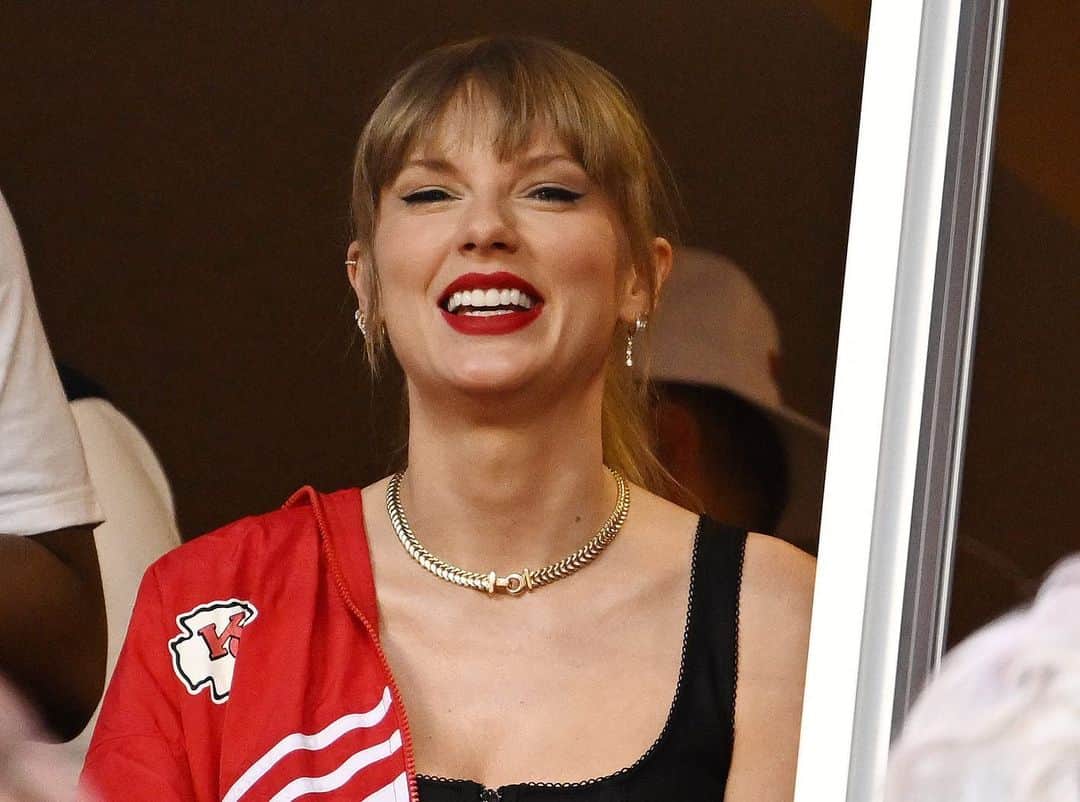 Glamour Magazineさんのインスタグラム写真 - (Glamour MagazineInstagram)「Taylor takes #ThursdayNightFootball!  #TaylorSwift made it to the Kansas City #Chiefs game in Missouri after her #ErasTour movie premiere in LA last night. She was spotted with Donna Kelce and Brittany Mahomes.    Visit the link in bio for a full timeline of Taylor and #TravisKelce's courtship.」10月13日 11時53分 - glamourmag