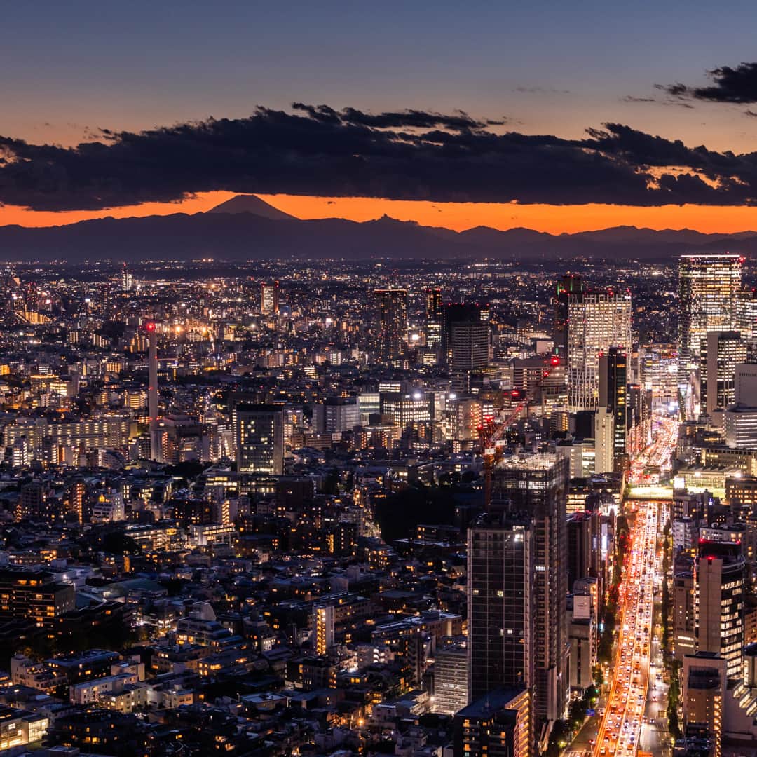 Tokyo City View 六本木ヒルズ展望台のインスタグラム：「最近ますます秋らしくなり、ひんやりとした乾いた空気で展望台からの景色もクリアに✨ 夕暮れ時、東京シティビューからは、美しい富士山の稜線や少しずつ増えていく街の灯りをご覧いただけます！  東京シティビュー（六本木ヒルズ森タワー52F） tcv.roppongihills.com/jp  撮影：荒谷良一  #六本木ヒルズ展望台 #東京シティビュー #展望台 #夕景 #富士山 #景色 #荒谷良一 #RoppongiHillsObservation #TokyoCityView #TCV #mtfuji #mtfujiphoto_ig #mtfujijapan #mtfuji_fpn #Tokyo # #japantravel #tokyo #roppongi #RyoichiAratani #travelgram #japantrip #japan_daytime_view #japan_of_insta #bestjapanpics #tokyomuseum #artoftheday」