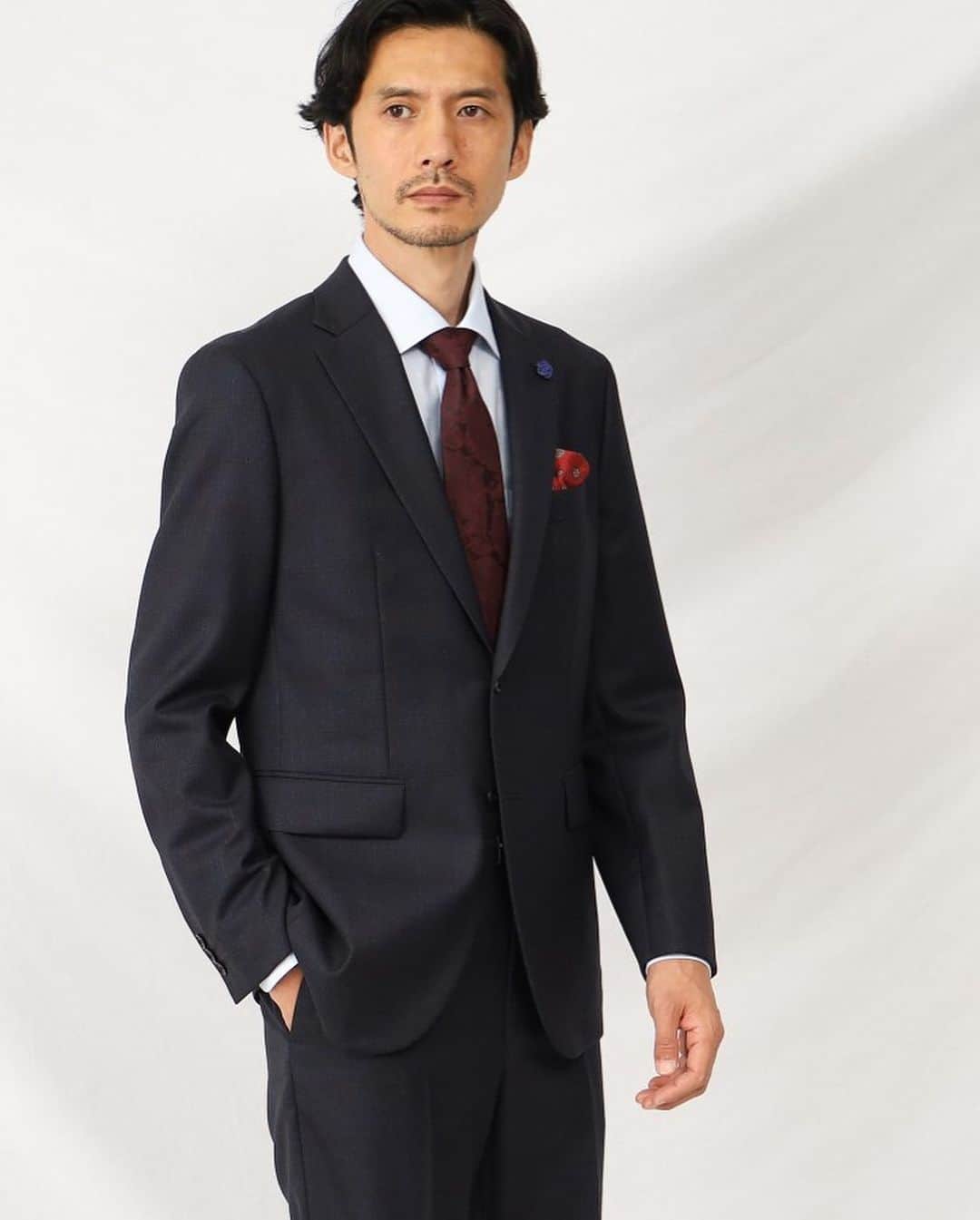 タケオ キクチさんのインスタグラム写真 - (タケオ キクチInstagram)「【Product Notes Japan】 日本のものづくりの精神性を追求し、現代的にリデザインすることで、完成したタケオキクチのジャパンスーツ。 Product Notes Japan（プロダクトノーツジャパン）  美しき日本のブランドとしての誇りを胸にこだわり抜いた、他では見る事が出来ないTAKEO KIKUCHIオリジナルスーツです。  【Made in JAPAN】 杢オンブレー スーツ  オンブレとはフランス語で陰影をつけるという意味。世界3大毛織物産地の一つである尾州の毛織メーカー、山栄毛織様に眠っていた非常に古い資料からインスピレーションを得て完成した、上品な色彩が映える唯一無二のスーツ柄です。  #takeokikuchi #2023autumunwinter #23aw #mensfashion #menswear #japantradition #menssuits #suitstyle #productnotesjapan #タケオキクチ #2023秋冬 #メンズファッション #スーツ #スーツスタイル #プロダクトノーツジャパン」10月13日 12時03分 - takeokikuchi_official
