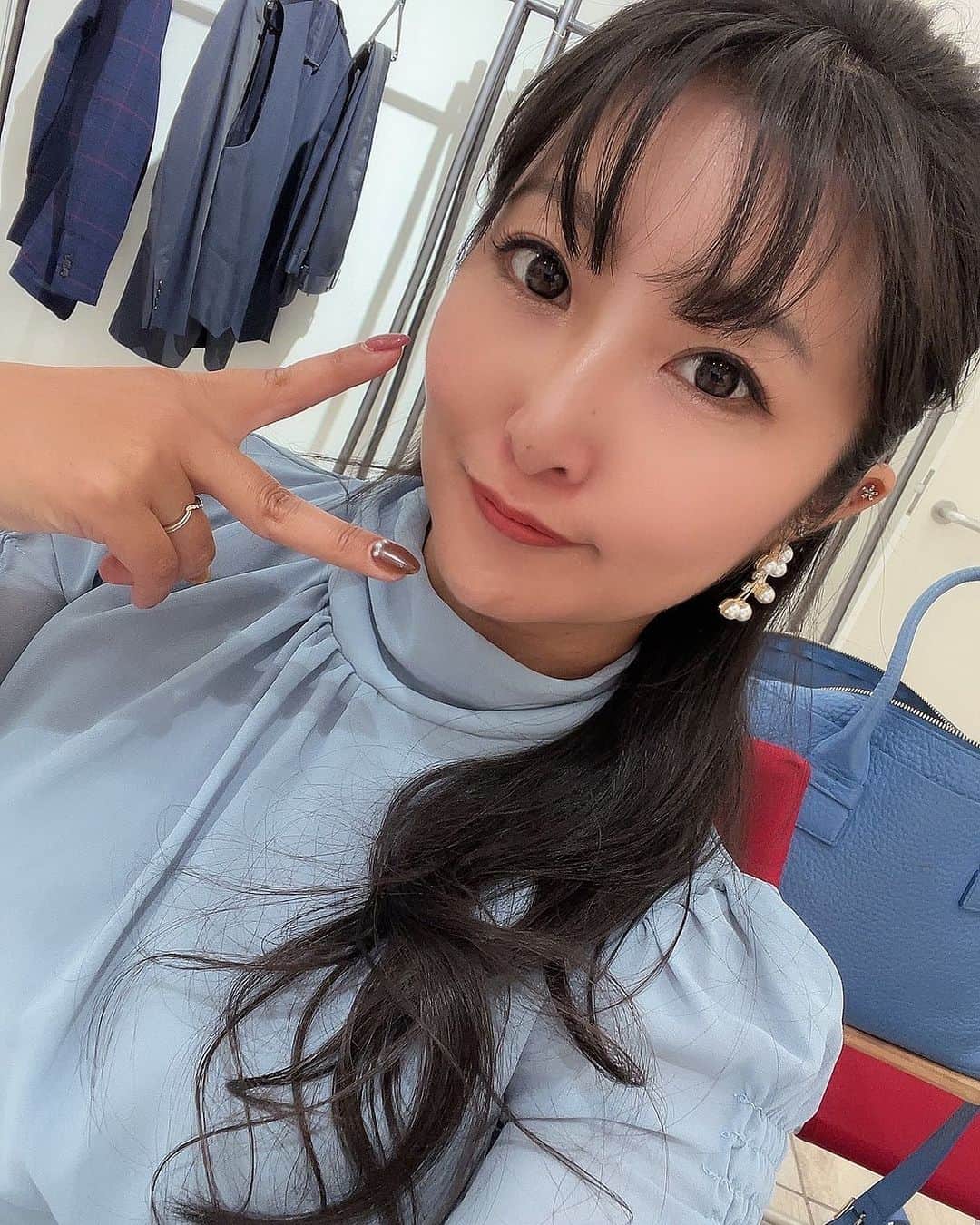 金城真央のインスタグラム：「昨日からインタビューのお仕事で東京に来ております😊 今回は美容のお話も出来て凄く楽しいお話になっております☺️ このお話は色んなお仕事のお話が聞けるので楽しいな🙌 #ナレーター #MC #アラフォー女子  #ムチムチ #童顔 #被写体」
