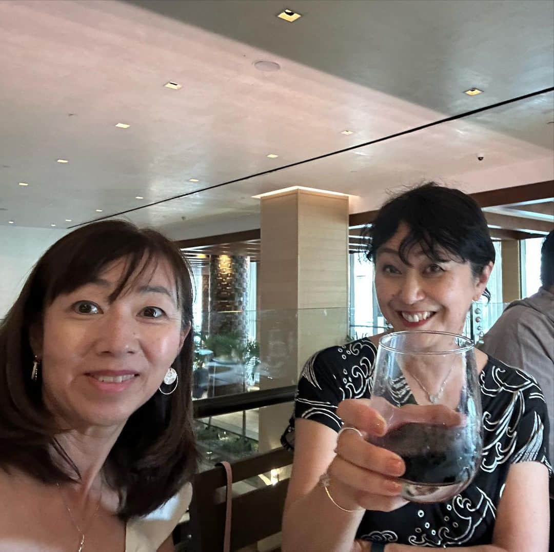 飯島寛子さんのインスタグラム写真 - (飯島寛子Instagram)「れーちゃんのゲストで、 @makanalanihawaii  アロヒラニリゾートの2階、のアラカルテースティグに行かせて頂きました。オーナーのElizabeth Hata Watanabeさんは、とてもパワフルでキュートな方。 どれもこれも美味しすぎる！  iceberg lettuce salad, Porterhouse Steak、 ラム肉の臭みもなく美味しかった。 #マカナラニ」10月13日 11時57分 - hirokoiijima