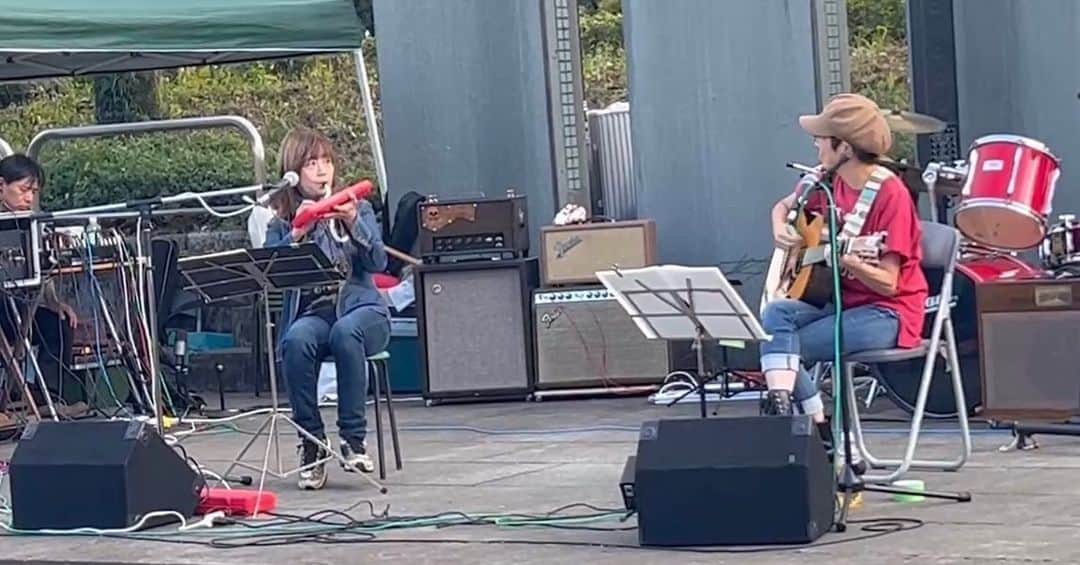 田村直美のインスタグラム：「アミーガ・フラミンゴ🦩 (たむらとギタリストちえちゃん) 関市刃物祭り、名古屋レイドバック11thライブ2days、 1回休んで、静岡ケーブルtv MUSIC PARTYの収録して 帰ってきましたー♪ 今回も色んな出会いもあって楽しかったなぁ😆onairまたお知らせします みなさん今回もありがとね ちえちゃんサンキュ🌈またやろうね  刃物祭り　サイコーのお天気の下　音楽と美味しいテント　癒しのテントや自衛隊テントみんな着替えて写真撮ってて嬉しそうだったなー 私はみんながぐびぐび飲んでる関牛乳に釘付け🥛👀 もちろん、ぐびぐびいってきましたよ 青空の下のピアニカも幸せ〜  レイドバックは天白川沿いから引越して頑張ってるお店　今年で11周年！いつも楽しい企画を考えてくれ 音楽と美味しいご飯と笑顔満載です 今回はちえちゃん監修の"チコタコス"もすごーく美味しかったし　なんといってもフォークダンスが目玉‼️でした　大人のフォークダンス同好会できそうです やってみると　意外にも楽しくて　そして、結構ハードですぞ‼️  1回お休みは瀬戸市の街を堪能して　 静岡へ 静岡ケーブルTVは5年半ぶり　 パワーアップしてて楽しかった　 アコースティックverで2曲演奏してきました　またお知らせしまーす　 見てください  瀬戸にも静岡にも 「いいとこ見〜つけた‼️」あったから またまとめてみまーす👍😆」