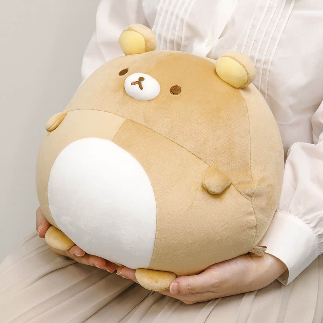 のインスタグラム：「🌿10月発売🌿  おなかがぽんぽこ まぁるくきょむかわいいぬいぐるみができました。  ・ぽんぽこきょむぐるみ（L） だっこするのに丁度いいサイズ感のきょむぐるみです。 深く考えてるような、ぼーっとしているような、 きょむかわいい存在感🐻  ぜひチェックしてみてね。  #リラックマ #コリラックマ #キイロイトリ #チャイロイコグマ #rilakkuma #korilakkuma #kiiroitori #chairoikoguma  #ぽんぽこきょむぐるみ」