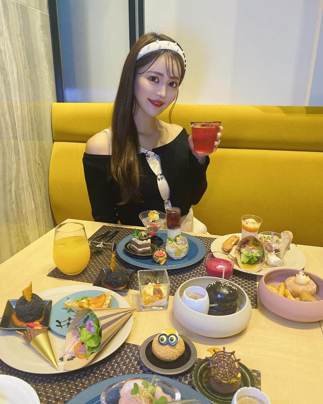 yurinaのインスタグラム：「. ANAクラウンホテル大阪 @anacrowneplaza_osaka の カフェ・イン・ザ・パークで開催中の デザート&ランチブッフェ  🎃ハロウィン🎃 に招待していただいて行ってきたよ🥹💕💕💕  レフア @lefua.closet のアンバサダーの 美優ちゃん @snsdmiyuu とレフジョ会🫧🫧🫧  レフアの#シンプルパールカチューシャ をメインに モノクロドレスコーデにしたよ🌷✨  カフェに入った瞬間、 ハロウィンの世界が広がっていて ワクワクドキドキ🥹💓💓  ハロウィンデザインの可愛い食べ物たちが お出迎えしてくれて どれも美味しそうで たくさん食べちゃいました😋🤤🫶  期間は 2023年9月11日（月）〜10月31日（火）まで✨✨ 大人気やから気になる方は すぐ予約してみてね💓💓  平日は４名来場で１名分無料🆓に なるようなので平日が狙い目だよ🫣👍💓  もう一回いきたいなぁ🥹🥹🥹🥹  𓍯𓂃𓈒𓏸𓍯𓂃𓈒𓏸𓍯𓂃𓈒𓏸𓍯𓂃𓈒𓏸𓍯𓂃𓈒𓏸𓍯𓂃𓈒𓏸  🏨ANAクラウンプラザホテル大阪1階カフェ・イン・ザ・パーク 📍〒530-0004 大阪市北区堂島浜 1-3-1 ☎️06-6347-1112 🚃「淀屋橋駅」で降車　徒歩約7分 💰 大人　¥5,500/名  小学生　¥3,100/名 4歳以上　¥1,600/名 未就学児(0～3歳) 無料 平日は４名来場で１名分無料🆓 🕰️ 11:30a.m. – 3:00p.m. (L.o. 2:30p.m) 時間制限なし ⚠️前日5:00p.m.までの予約制  〜〜〜〜〜  11月1日 （金）からは 美味しい秋のごちそうを たっぷり詰め込んだシリーズがSTARTするみたい✨  季節ごとに通うぞ😂💕✨✨  @anacrowneplaza_osaka @lefua.closet   #anaクラウンプラザホテル大阪  #anacrowneplaza  #カフェインザパーク #大阪ホテルビュッフェ #lefuacloset #LEFUA  #レフアクローゼット  #レフジョ #レフジョ会 #pr」