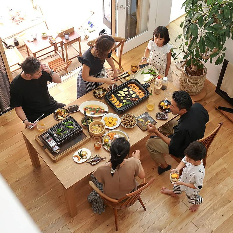 Re:CENO（リセノ）さんのインスタグラム写真 - (Re:CENO（リセノ）Instagram)「【新商品】オーダーテーブル「OAK TABLE」の企画経緯とコンセプト設計についてお話しします。  こんにちは。ヤマモトです。  この度、オリジナル家具シリーズ 「Re:CENO product」から初めてとなる カスタムオーダー対応テーブルをリリースします。  この新作テーブルは、オーク無垢材を贅沢に使用した 王道の意匠に、特殊な機構を使って幕板を取り去り、 チェアをテーブル下にきれいに収められます。  また、素材を活かしたシンプルな設計にすることで、 低価格でカスタムオーダーできるようにしました。  カスタム項目も多岐に渡り、幅・奥行きだけでなく 高さ、天板の厚さ、仕上げ塗装、カラーなど お好みに応じてオーダーいただけます。  ▼企画と設計のポイント  ① 贅沢に「オーク無垢材」を使用した 　 シンプルで一生使えるデザイン  ② 足元をゆったり広々使える 　 「幕板」を無くした特別設計  ② 多彩なカスタムオーダーで 　 「自分のおうちにぴったり！」が叶います  ③ すぐに欲しいという方に向けて 　 お得な「即納モデル」もご用意しました  ---------------------------------------  ●マガジンでは、より詳しく紐解いています。 商品タグのリンクから、チェックしてみてくださいね。  #receno #interior #naturalvintage　#furniture #リセノ #ナチュラルヴィンテージ #センスのいらないインテリア #ダイニング　#ダイニングテーブル #テーブル #オーダーテーブル #ダイニングインテリア #リビングダイニング #カスタムオーダー #ナチュラルインテリア #北欧ヴィンテージ #北欧インテリア」10月13日 12時00分 - receno.interior