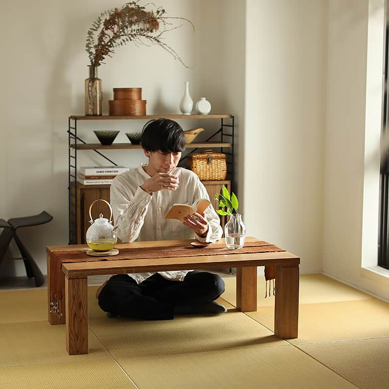 Re:CENO（リセノ）さんのインスタグラム写真 - (Re:CENO（リセノ）Instagram)「【新商品】オーダーテーブル「OAK TABLE」の企画経緯とコンセプト設計についてお話しします。  こんにちは。ヤマモトです。  この度、オリジナル家具シリーズ 「Re:CENO product」から初めてとなる カスタムオーダー対応テーブルをリリースします。  この新作テーブルは、オーク無垢材を贅沢に使用した 王道の意匠に、特殊な機構を使って幕板を取り去り、 チェアをテーブル下にきれいに収められます。  また、素材を活かしたシンプルな設計にすることで、 低価格でカスタムオーダーできるようにしました。  カスタム項目も多岐に渡り、幅・奥行きだけでなく 高さ、天板の厚さ、仕上げ塗装、カラーなど お好みに応じてオーダーいただけます。  ▼企画と設計のポイント  ① 贅沢に「オーク無垢材」を使用した 　 シンプルで一生使えるデザイン  ② 足元をゆったり広々使える 　 「幕板」を無くした特別設計  ② 多彩なカスタムオーダーで 　 「自分のおうちにぴったり！」が叶います  ③ すぐに欲しいという方に向けて 　 お得な「即納モデル」もご用意しました  ---------------------------------------  ●マガジンでは、より詳しく紐解いています。 商品タグのリンクから、チェックしてみてくださいね。  #receno #interior #naturalvintage　#furniture #リセノ #ナチュラルヴィンテージ #センスのいらないインテリア #ダイニング　#ダイニングテーブル #テーブル #オーダーテーブル #ダイニングインテリア #リビングダイニング #カスタムオーダー #ナチュラルインテリア #北欧ヴィンテージ #北欧インテリア」10月13日 12時00分 - receno.interior