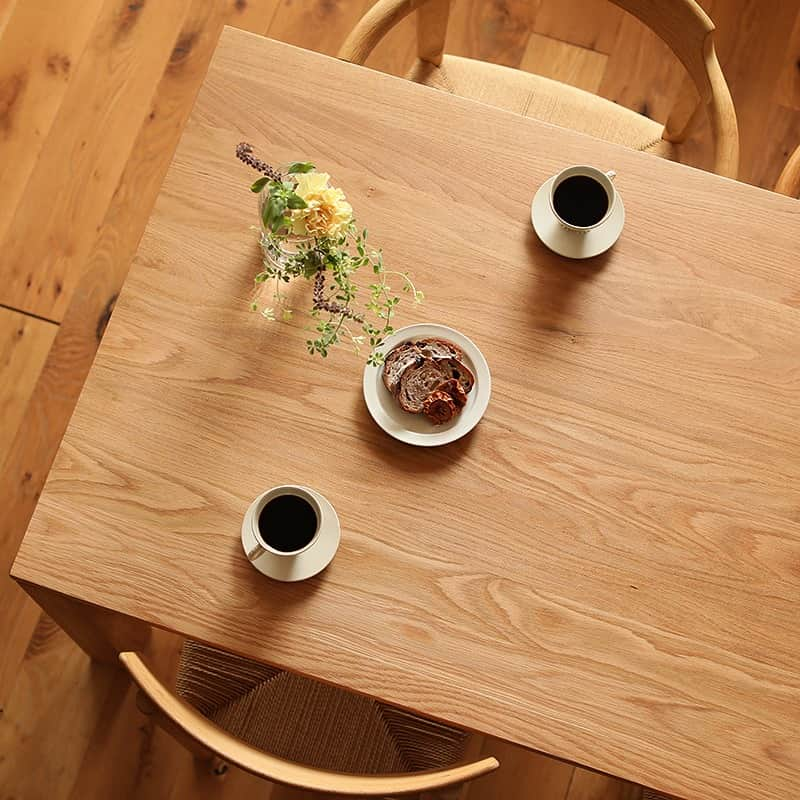 Re:CENO（リセノ）さんのインスタグラム写真 - (Re:CENO（リセノ）Instagram)「【新商品】オーダーテーブル「OAK TABLE」の企画経緯とコンセプト設計についてお話しします。  こんにちは。ヤマモトです。  この度、オリジナル家具シリーズ 「Re:CENO product」から初めてとなる カスタムオーダー対応テーブルをリリースします。  この新作テーブルは、オーク無垢材を贅沢に使用した 王道の意匠に、特殊な機構を使って幕板を取り去り、 チェアをテーブル下にきれいに収められます。  また、素材を活かしたシンプルな設計にすることで、 低価格でカスタムオーダーできるようにしました。  カスタム項目も多岐に渡り、幅・奥行きだけでなく 高さ、天板の厚さ、仕上げ塗装、カラーなど お好みに応じてオーダーいただけます。  ▼企画と設計のポイント  ① 贅沢に「オーク無垢材」を使用した 　 シンプルで一生使えるデザイン  ② 足元をゆったり広々使える 　 「幕板」を無くした特別設計  ② 多彩なカスタムオーダーで 　 「自分のおうちにぴったり！」が叶います  ③ すぐに欲しいという方に向けて 　 お得な「即納モデル」もご用意しました  ---------------------------------------  ●マガジンでは、より詳しく紐解いています。 商品タグのリンクから、チェックしてみてくださいね。  #receno #interior #naturalvintage　#furniture #リセノ #ナチュラルヴィンテージ #センスのいらないインテリア #ダイニング　#ダイニングテーブル #テーブル #オーダーテーブル #ダイニングインテリア #リビングダイニング #カスタムオーダー #ナチュラルインテリア #北欧ヴィンテージ #北欧インテリア」10月13日 12時00分 - receno.interior