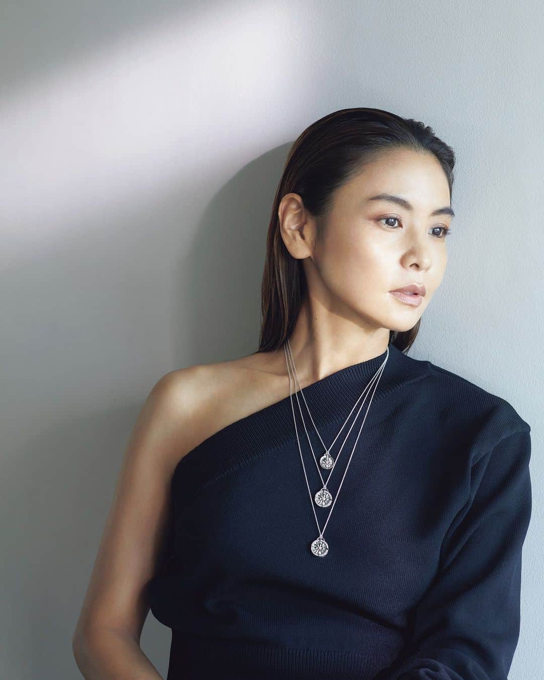 Mikimotoのインスタグラム：「Mikimoto Editorials VERY NaVY11月号掲載  Model, Makiko Takizawa (@makikotakizawa) adorned in the latest “LUCKY ARROWS” pendants – launching November 3rd – and more, on the latest issue of VERY NaVY (@verynavy_official).  滝沢眞規子さんがモードに纏う、MIKIMOTOのジュエリー。 幸運のシンボルとされる矢のモチーフをあしらった新作コレクション「LUCKY ARROWS」は、マザーオブパールの優しい輝きとダイアモンドの煌めきが響き合い、未来を照らすお守りのような存在に。  ※「LUCKY ARROWS」は11/3より一部店舗およびオンラインショップから発売開始予定  #MIKIMOTO #ミキモト #VERYNaVY #MakikoTakizawa #滝沢眞規子」