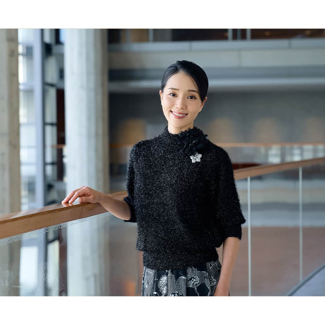 ANAYIのインスタグラム：「【PEOPLE WITH ESSENCE OF ELEGANCE】プリンシパル 小野絢子さんの心に響くエレガンス  “エレガンスのエッセンスを持つ人々”をテーマにしたANAYIのマガジンコンテンツ“PEOPLE WITH ESSENCE OF ELEGANCE”。  新国立劇場バレエ団で、12年間プリンシパルを務める小野絢子さんのインタビューページが公開。  プリンシパルになるまでの道のりや経験から得られたもの。 成長を続けるモチベーションや、オリジナリティのエッセンス、憧れる“エレガントな人”について、幅広くお話を伺いました。  インタビューページ内には、スペシャルMOVIEも掲載。  是非、ご覧ください。  @nationalballetjapan   #ANAYI #アナイ #pweoe010」