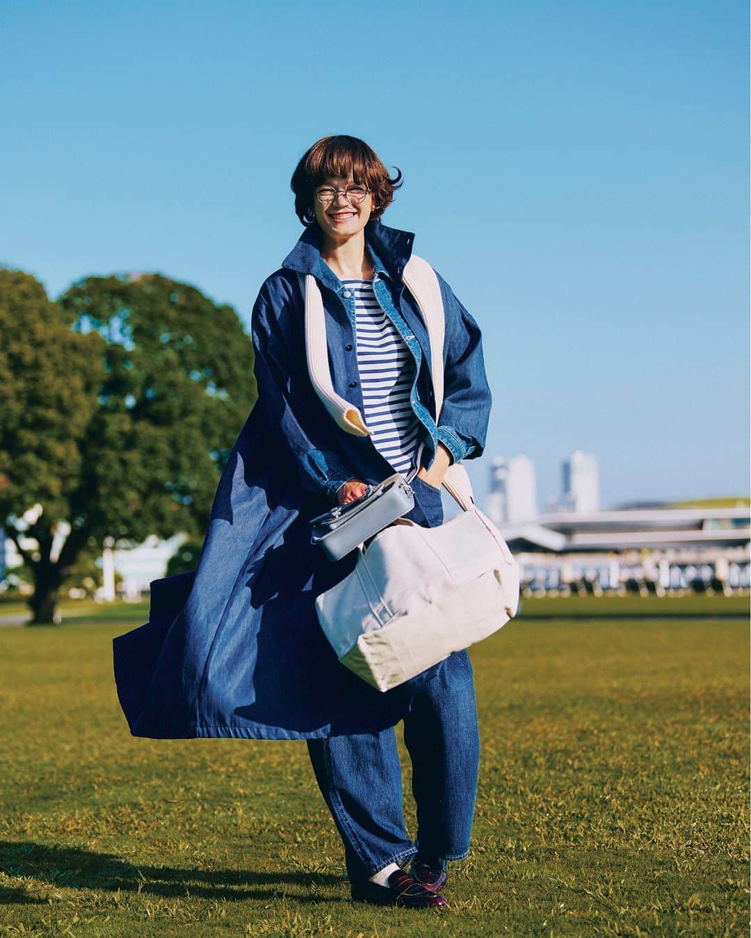 FUDGEのインスタグラム：「‣ ‣ ‣デニムにデニムを重ねたら、無敵にかわいかった DENIM×DENIM=SUPER KAWAII!!  今季気になるデニムアイテムを好きなだけ重ねて、着込みましょう。秋空のごとく、自分の世界を青く染めるのです。  フレンチマリンをアップデート ジーン・セバーグやジェーン・バーキンが着こなしていたように、デニムとバスクシャツが相性バッチリなのはみんな知っているよね。だからこそ、私はこの秋、アイデンティティ=デニムをさらに追加する。コンパクトなジャケットに、風に踊るライトなワンピースをコート風に重ねて、シルエットの妙を楽しむの。  ✔︎ #ワンピース 〰︎ Yarmo  ✔︎ #ジャケット 〰︎ Traditional Weatherwear @traditionalweatherwear  ✔︎ #カットソー 〰︎ MidiUmi @midiumi.official  ✔︎ #パンツ 〰︎ SCYE BASICS @scye_official  ✔︎ #メガネ 〰︎ Lunor @lunorag  ✔︎ #マフラー 〰︎ BATONER @batoner_japanmade  ✔︎ #バッグ 〰︎ The Cambridge Satchel @camsatchelcojapan  ✔︎ #トートバッグ 〰︎ L.L.Bean @llbeanjapan  ✔︎ #ソックス 〰︎ 靴下屋 @kutsushitaya_official  ✔︎ #シューズ 〰︎ REGAL @regalonlineshop_official  - - - - - - - - - - - - - - - 全国の書店、コンビニ、webで人気販売中です！◎ ぜひ最新号をゲットして @fudge_magazine をタグ付けしてくださいね！  《FUDGEの他のアカウントも更新中》 ⌎men'sFUDGE @mensfudge ⌎snap @fudge_snap ⌎online store @fudge_online_store ⌎friend @fudge_friend ⌎coffee @fudge_coffee  #fudge #ファッジ #fudge_magazine #洋服好きな人と繋がりたい #服好き #おしゃれ女子 #おしゃれ好き #お洒落好き #お洒落女子 #ニットコーデ #セーター #ジーンズ #デニムコーデ #靴 #トップス #コーディネート #カジュアルコーデ #秋コーデ #秋冬コーデ #冬コーデ」