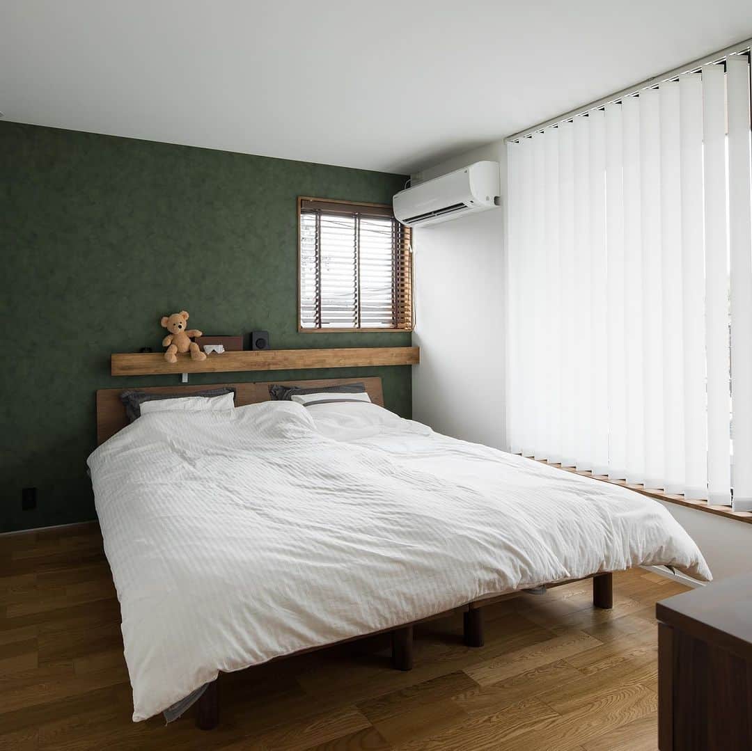 ルポハウス一級建築士事務所さんのインスタグラム写真 - (ルポハウス一級建築士事務所Instagram)「・ ・ ・ 《寝室特集》 ・ ・ 日常生活に欠かせないからこそ、お気に入りの空間にしたい。 ・ ルポハウスの寝室を集めました。 あなたならどんな空間にしたいですか？ ・ ・ ・ 𓐌𓐌𓐌𓐌𓐌𓐌𓐌𓐌𓐌𓐌𓐌𓐌𓐌𓐌𓐌𓐌𓐌𓐌 ルポハウスの施工事例はこちらまで☞ @reposhouse 𓐌𓐌𓐌𓐌𓐌𓐌𓐌𓐌𓐌𓐌𓐌𓐌𓐌𓐌𓐌𓐌𓐌𓐌 #ルポハウス は#ちょっとかっこいい家 を"友人のために" という思いでつくっています。 一生に一度の#マイホーム。 「あなたにしかできない」×「ルポハウスだからできる」で、 私たちだけの#家づくり を思いっきり楽しんでみませんか？！ ・ ・ ・ #住宅 #注文住宅 #新築一戸建て #デザイナーズ住宅 #一級建築士事務所 #設計事務所 #滋賀県の設計事務所 #家づくりアイデア #マイホーム計画 #寝室 #寝室インテリア #寝室照明 #寝室クロス #寝室カーテン #寝室収納 #アクセントクロス選び #クローゼット #寝室クローゼット #クローゼット寝室 #ウォークインクローゼット #ウォークインクローゼット収納」10月13日 12時00分 - reposhouse