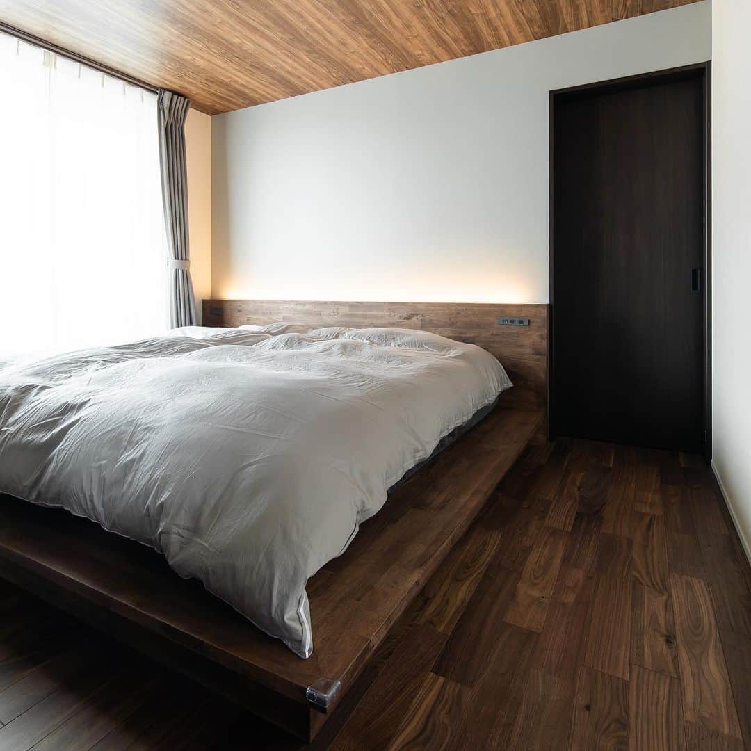 ルポハウス一級建築士事務所さんのインスタグラム写真 - (ルポハウス一級建築士事務所Instagram)「・ ・ ・ 《寝室特集》 ・ ・ 日常生活に欠かせないからこそ、お気に入りの空間にしたい。 ・ ルポハウスの寝室を集めました。 あなたならどんな空間にしたいですか？ ・ ・ ・ 𓐌𓐌𓐌𓐌𓐌𓐌𓐌𓐌𓐌𓐌𓐌𓐌𓐌𓐌𓐌𓐌𓐌𓐌 ルポハウスの施工事例はこちらまで☞ @reposhouse 𓐌𓐌𓐌𓐌𓐌𓐌𓐌𓐌𓐌𓐌𓐌𓐌𓐌𓐌𓐌𓐌𓐌𓐌 #ルポハウス は#ちょっとかっこいい家 を"友人のために" という思いでつくっています。 一生に一度の#マイホーム。 「あなたにしかできない」×「ルポハウスだからできる」で、 私たちだけの#家づくり を思いっきり楽しんでみませんか？！ ・ ・ ・ #住宅 #注文住宅 #新築一戸建て #デザイナーズ住宅 #一級建築士事務所 #設計事務所 #滋賀県の設計事務所 #家づくりアイデア #マイホーム計画 #寝室 #寝室インテリア #寝室照明 #寝室クロス #寝室カーテン #寝室収納 #アクセントクロス選び #クローゼット #寝室クローゼット #クローゼット寝室 #ウォークインクローゼット #ウォークインクローゼット収納」10月13日 12時00分 - reposhouse