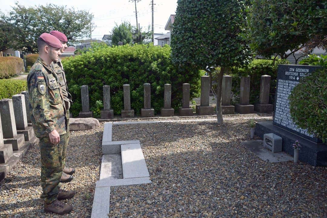 陸上自衛隊さんのインスタグラム写真 - (陸上自衛隊Instagram)「【日独若年幹部交流について】 ９月２５日（月）～１０月１２日（木）の間、陸上自衛隊は独陸軍から３名の若手幹部を受入れ、日独若年幹部交流を初めて行いました。本交流は、独陸軍が世界各国の同盟国・同志国に若手幹部を派遣する事業であり、今回は陸上自衛隊において、富士学校、国際活動教育隊及び空挺団を研修しました。本交流を通じ、陸上自衛隊に対する理解を獲得するとともに、研修間の同世代隊員との意見交換や討議等を通じて相互理解を深め、将来にわたる日独陸軍種関係発展の礎を築きました。🇯🇵🇩🇪  “JPN-DEU Junior Officer Exchange Program” JGSDF held the first JPN-DEU Junior Officer Exchange Program from 25 SEP to 12 OCT, inviting three German Army junior officers to Japan. In this program, German Army sends junior officers to allied and like-minded countries around the world. This time, JGSDF took them to JGSDF FUJI School, International Peace Cooperation Activities Training Unit, and the 1st Airborne Brigade.  Through the program, they gained insight into JGSDF and deepened mutual understanding through opinion exchanges and discussion among officers in the same generation, which built a cornerstone of the long-lasting relationships of JPN-DEU land forces.🇯🇵🇩🇪」10月13日 12時00分 - jgsdf_pr