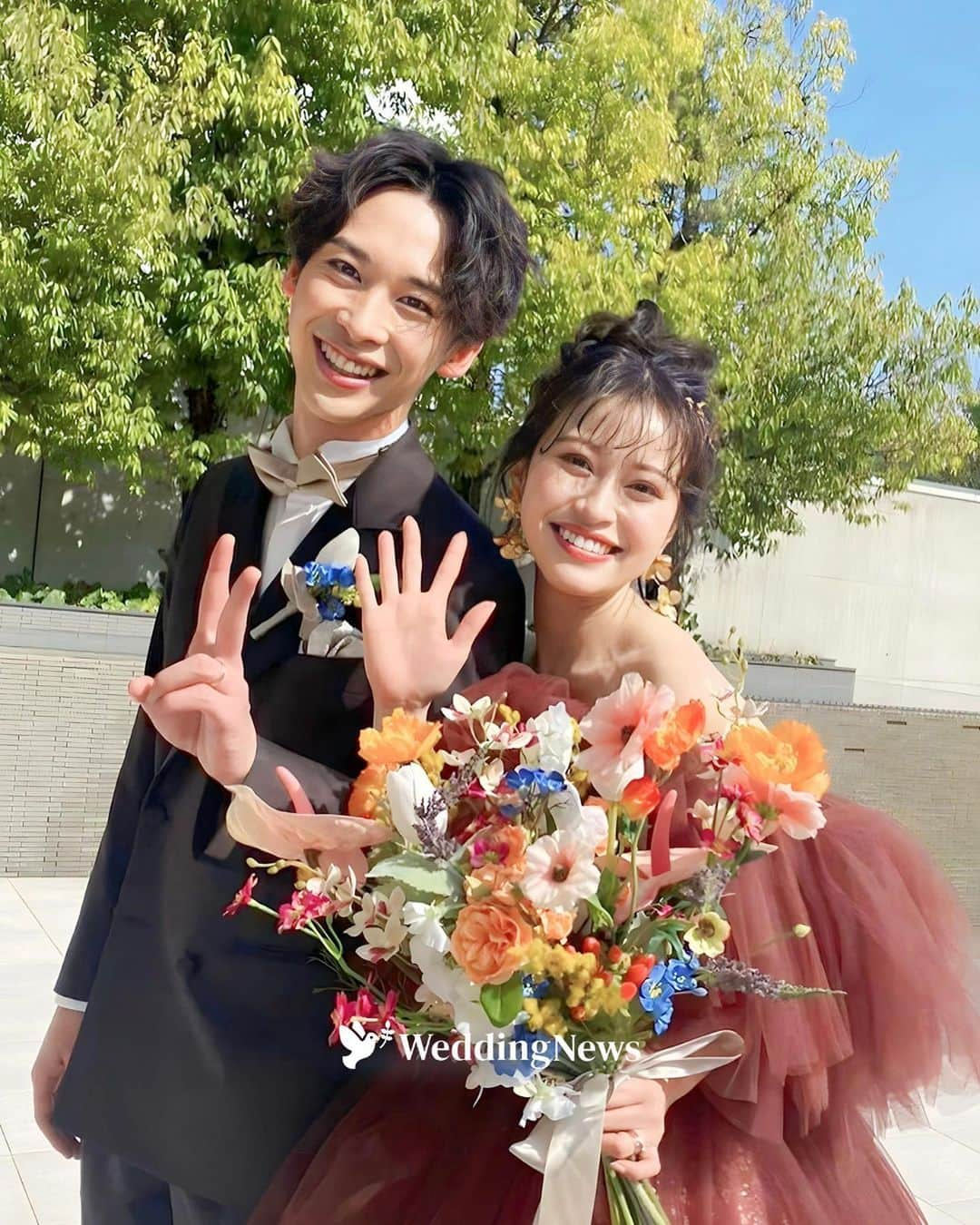 プレ花嫁の結婚式準備アプリ♡ -ウェディングニュースのインスタグラム：「ブーケやアクセまで💕絶対参考になる花嫁コーデまとめっ🕊✨ ………………………………………………………………… 結婚式準備を楽しく♡ 役立つ情報、トレンドを毎日配信中𓂃 𓈒𓏸  マナー・段取り・お金のことはアプリでチェック🤍 【 @weddingnews_editor 】の プロフィールURLからダウンロードしてね🕊💕 …………………………………………………………………  編集部のrinです🌼*･ﾟ  先輩花嫁さんから学ぶ📝 参考になる花嫁コーデをご紹介🕊️  ドレスに合わせたアクセやブーケなど 素敵にコーディネートされています💓  ぜひスワイプしてみてくださいね🫧  photo by  1･4枚目：@0401ttori___wd さん 2枚目：@yua_ritzwd さん 3枚目：@m.pinkwedding.22 さん 5~6枚目：@wedding_chococo さん  thank you𓂃𓈒𓏸  ………………………………… 🕊【毎日100記事更新❤️アプリ最新情報】🕊 …………………………………  本日新着のオススメ記事をご紹介します✨  ①絶対成功させたい！花嫁ダイエットで後悔しないコツまとめ《ビューティー》 ②【プチギフト】おすすめ人気ランキング52選♡渡し方のポイントも♩《演出》 ③まず保存♡そのまま使える！【プロフィールムービー】のコメント例文150個♡《DIY》  ※《》は記事のあるカテゴリー名❤️ などなど、その他にも役立つ記事を配信中💕アプリダウンロードがまだお済みでない方は是非 @weddingnews_editor のURLからダウンロードしてみてくださいね💕  ＼📷投稿お待ちしています／  花嫁はもちろん、業者さんも大歓迎✨ アナタのお写真や動画をご紹介してもOKという方は、ぜひ #ウェディングニュース に投稿してください💕 他のSNSでも掲載させていただく可能性がございます𓅪  ……………………………………………… 🌷 #ウェディングニュース って？🌷 ……………………………………………… ⁡ ⁡ 花嫁のリアルな”声”から生まれた花嫁支持率No1✨スマホアプリです📱準備に役立つ情報を発信しています💐 アプリはプロフィールのURLからダウンロードしてね🕊 ⁡ 業界フォロワー数No.1✨総合アカウント @weddingnews_editor  花嫁のためのお勉強アカウント @weddingnews_dandori  ⁡ ⁡ナチュラルウェディングをご紹介 @weddingnews_natural  花嫁さんから式場探し @weddingnews_brides  花嫁のためのドレスカタログ ＠dress_weddingnews.jp ⁡ 他の公式アカウントも是非チェックしてみてね💕 ⁡ ⁡ #結婚式準備 #花嫁 #ウエディング #プレ花嫁 #結婚式 #結婚 #ウェディングドレス #カラードレス #お色直しドレス #前撮りドレス #花嫁コーデ #プレ花嫁準備 #ウェディングブーケ #ブライダルアクセサリー #ウェディングアクセサリー #花嫁ヘア #ウェディングヘア #ブライダルヘア #花嫁ヘアメイク」