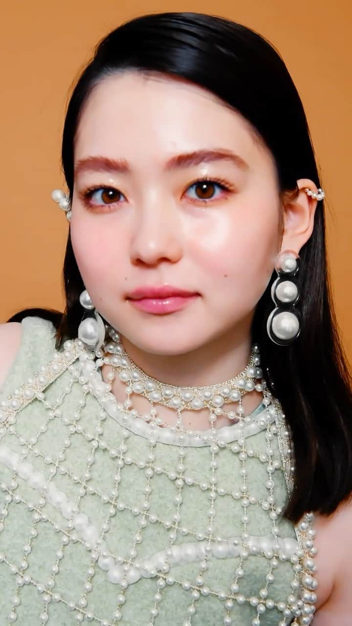 ELLE girl JAPANのインスタグラム：「10月14日（土）スタートの日本テレビ系新土曜ドラマ「ゼイチョー ～『払えない』にはワケがある～」に出演する山田杏奈さんが、ヘアメイクの福岡玲衣さん、スタイリスト赤石侑香さんと一緒に、ヘアメイクとファッションのモードな関係についてトーク💬🙋🏻‍♀️今季は、メイクもファッションもトレンド＆グッドバランスをおさえて、おしゃれ偏差値をアップしよう！🍂  🔗記事はこちら https://www.ellegirl.jp/beauty/makeup-skincare/a44920915/anna-yamada2023/  @zeicho_drama @anna_yamada_  #山田杏奈 #ゼイチョー #秋メイク #トレンドファッション #秋冬ファッション #秋冬コーデ #秋冬メイク」