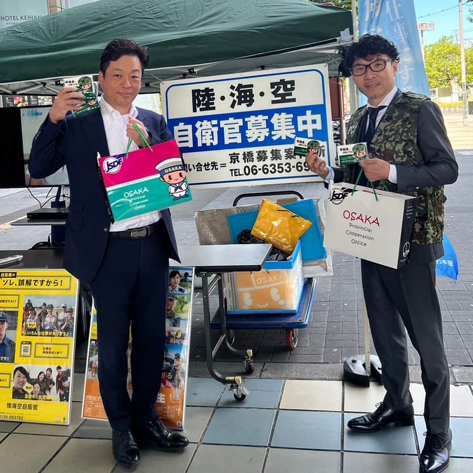 大西宏幸のインスタグラム：「大阪防衛協会青年部会からの要請で、自衛隊 大阪地本のお手伝いをして来ました。 京橋駅コンコースにてチラシ・ティシュ配りを行いました。 自衛隊の募集なので年長者の皆様にお渡しできなくてすいません☺️」