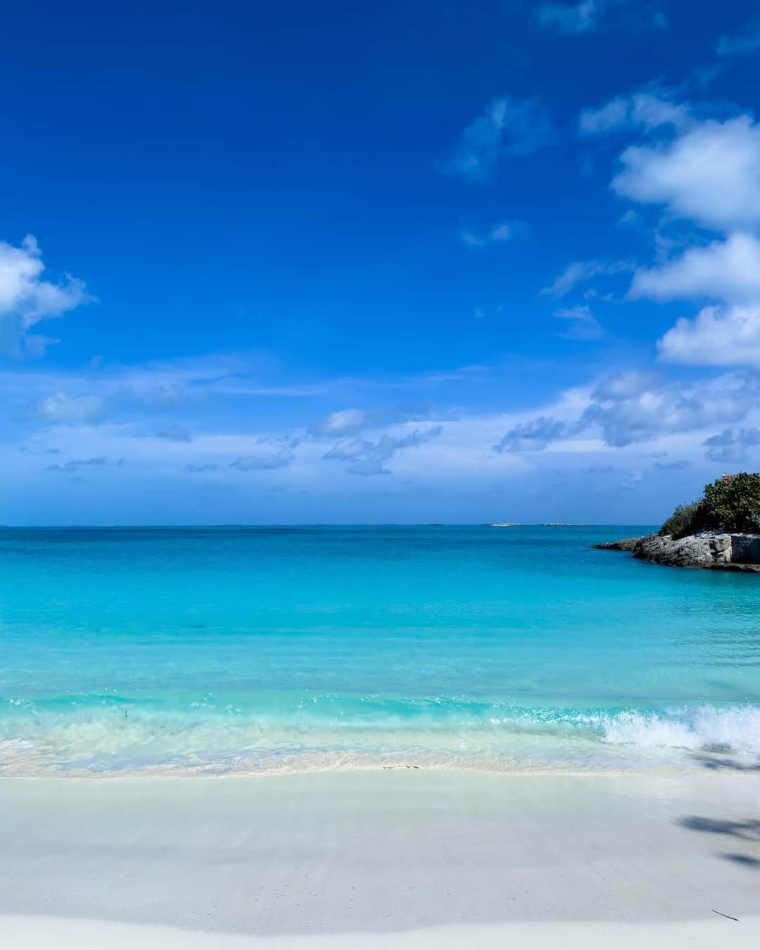 やよさーんさんのインスタグラム写真 - (やよさーんInstagram)「. このbeachは私がこれまでの人生で見た中で最も美しい場所🩵白い粘土のような砂と一面に広がるバハマブルーが美しすぎ😭🫶🏾 metiaに毎日アテンドしてもらっててここに連れてきてもらえてラッキー🌈 . . #exuma #exumabahamas #exumas #バハマ #カリブ海 #caribbean」10月13日 12時02分 - yayosaan