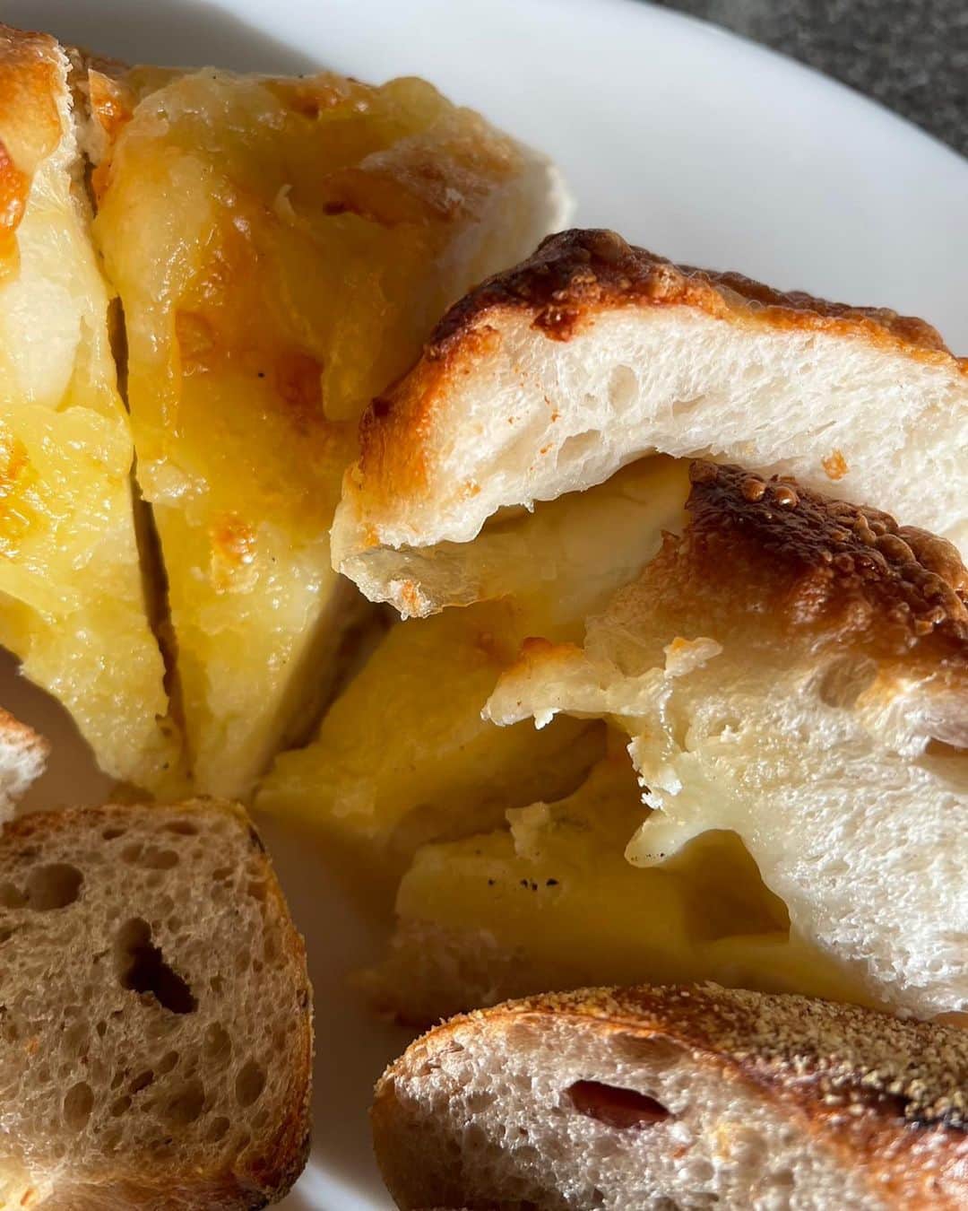 土屋智香さんのインスタグラム写真 - (土屋智香Instagram)「美味しいパンを食べたいならお取り寄せがいいね😀🥖【自家培養天然酵母のハード系パンの詰め合わせセット】 をお取り寄せ。  @yoshihitosuzumura  クール便で来るので冷凍していつでも食べたい時に食べれます✨ 😀😀😀☟  ヴォルカンと木の実フランス（チーズ入り）を頂きました。  ハード系のパンということだけど、少しトースターで焼いて食べてみると、外がカリッと中はモチモチでした。 噛むと小麦の味と甘味を感じられます。 どちらも中にチーズが入ってるのですが、優しい塩味でどんな物にでも合いそう。 特に木の実入りフランスは、フルーツの甘味とクリームチーズの塩味がどちらも優しく最高に美味しかったです。 チーズ好きの人にもオススメしたい✨ 他のパンも食べるの楽しみ😊😌 お取り寄せしたのはこちらです☟💁‍♀️   ⭐️バタールサイズのフランスパン  ⭐️ライ麦フランス  ⭐️塩バターパン （地球屋バターファクトリーの作り立てバターと磯塩で作りました。）  ⭐️3種のチーズ入りヴォルカン （フランス生地に三種のチーズが入っています。お好みでスライスしてトースターで焼きなおすと、サクサク＆カリカリでお召し上がりいただけます。）  ⭐️木の実フランス （生地にイチジク、クランベリー、オレンジピール、3種類のレーズン、クルミを練りこみました。）  ⭐️チーズ入り木の実フランス （木の実フランスの生地でクリームチーズを包みました。）  ⭐️いぶりがっことクリームチーズ （まさかの組み合わせですが、これがとっても合います。是非お試しくださいませ。）  ⭐️ブロッツェン （自家培養天然酵母をたっぷり入れて練りこんだ逸品） PR @yoshihitosuzumura #地球屋パン工房 #通販パン #パン通販 #生食パン #自家製バター #無添加パン#パン#バター#フランスパン#お取り寄せ#通販#ランチ#朝ごはん#おうちご飯#家族#ごはん#朝ごパン#チーズ」10月13日 12時04分 - moka_amolir