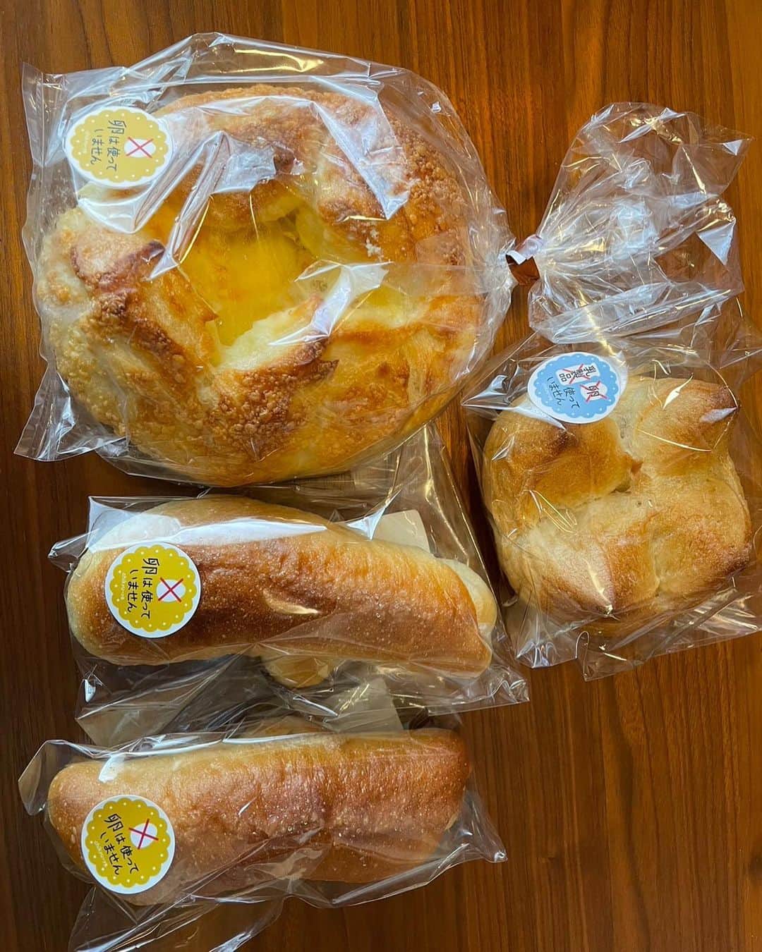 土屋智香さんのインスタグラム写真 - (土屋智香Instagram)「美味しいパンを食べたいならお取り寄せがいいね😀🥖【自家培養天然酵母のハード系パンの詰め合わせセット】 をお取り寄せ。  @yoshihitosuzumura  クール便で来るので冷凍していつでも食べたい時に食べれます✨ 😀😀😀☟  ヴォルカンと木の実フランス（チーズ入り）を頂きました。  ハード系のパンということだけど、少しトースターで焼いて食べてみると、外がカリッと中はモチモチでした。 噛むと小麦の味と甘味を感じられます。 どちらも中にチーズが入ってるのですが、優しい塩味でどんな物にでも合いそう。 特に木の実入りフランスは、フルーツの甘味とクリームチーズの塩味がどちらも優しく最高に美味しかったです。 チーズ好きの人にもオススメしたい✨ 他のパンも食べるの楽しみ😊😌 お取り寄せしたのはこちらです☟💁‍♀️   ⭐️バタールサイズのフランスパン  ⭐️ライ麦フランス  ⭐️塩バターパン （地球屋バターファクトリーの作り立てバターと磯塩で作りました。）  ⭐️3種のチーズ入りヴォルカン （フランス生地に三種のチーズが入っています。お好みでスライスしてトースターで焼きなおすと、サクサク＆カリカリでお召し上がりいただけます。）  ⭐️木の実フランス （生地にイチジク、クランベリー、オレンジピール、3種類のレーズン、クルミを練りこみました。）  ⭐️チーズ入り木の実フランス （木の実フランスの生地でクリームチーズを包みました。）  ⭐️いぶりがっことクリームチーズ （まさかの組み合わせですが、これがとっても合います。是非お試しくださいませ。）  ⭐️ブロッツェン （自家培養天然酵母をたっぷり入れて練りこんだ逸品） PR @yoshihitosuzumura #地球屋パン工房 #通販パン #パン通販 #生食パン #自家製バター #無添加パン#パン#バター#フランスパン#お取り寄せ#通販#ランチ#朝ごはん#おうちご飯#家族#ごはん#朝ごパン#チーズ」10月13日 12時04分 - moka_amolir