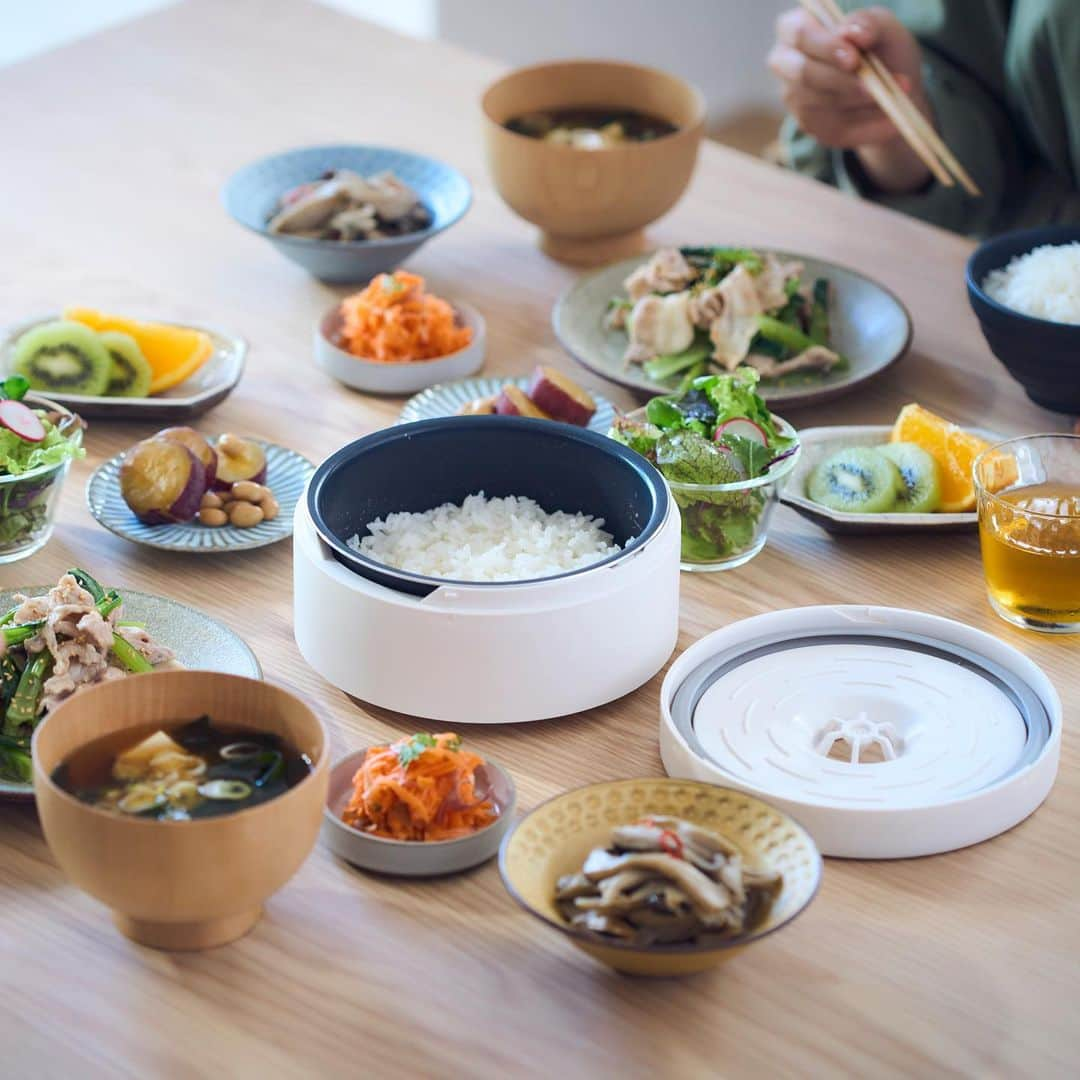 Panasonic Cooking（パナソニッククッキング）さんのインスタグラム写真 - (Panasonic Cooking（パナソニッククッキング）Instagram)「お米と水の計量から炊飯まで「全自動」でできる、自動計量IH炊飯器が登場。 米タンクに無洗米を補充し、水タンクをセットするだけ。 炊飯予約はもちろん、変更やキャンセルも、スマホアプリですべて完了します。 炊き上がったら、おひつごと食卓へ。 手間や時間を気にしない、おいしい「新・炊飯習慣」始めませんか？  商品の詳細は、「炊飯器」ハイライトからホームページをご覧ください。  —————————————— ★自動計量IH炊飯器 SR-AX1 ※商品の取扱い詳細は、付属の説明書をご覧ください。  #炊飯器 #IH #自動計量 #おうちごはん #レシピ #調理家電 #キッチン家電 #パナソニッククッキング #パナソニックと暮らす #panasoniccooking #パナソニック #panasonic」10月13日 12時07分 - panasonic_cooking