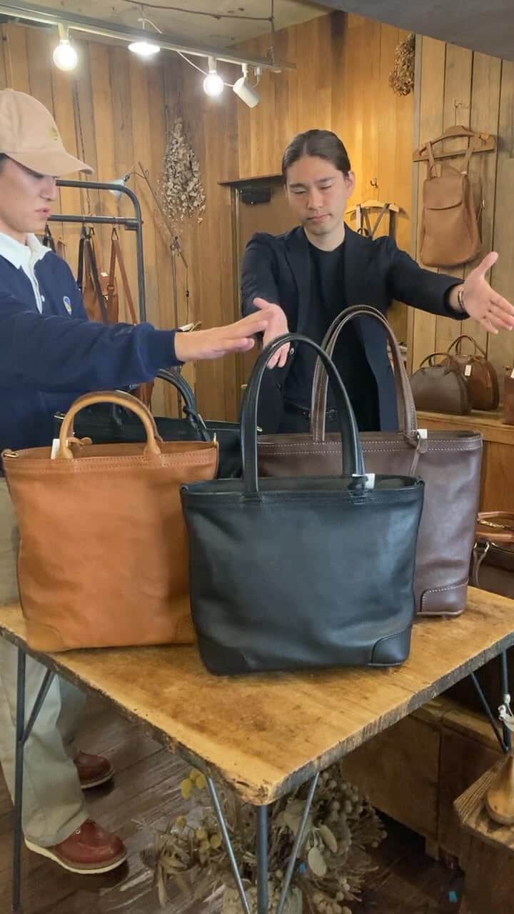 のインスタグラム：「@herz_bag @organ_leather  ------------------------------ オルガンにて、初のインスタライブを行いました✨ 最初設定がうまくいかず、また、音声も届きにくい状況失礼致しました🙇‍♂️  本日から新たにサイズ展開された 肩掛けファスナートート(G-44)のSサイズ 2wayファスナートート(G-45)のご紹介です✨ ------------------------------ #Organ / #オルガン / #herz / #leatherbag / #bag / #新商品 / #new / #革製品 / #leather」