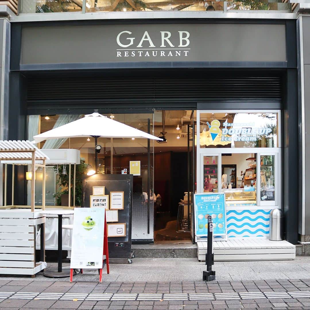 Marunouchi Paperさんのインスタグラム写真 - (Marunouchi PaperInstagram)「【人気レストランの話題＆注目スイーツを堪能♪】 仲通りの景色を満喫できる開放的な店内とテラス席が自慢の「GARB 東京」。野菜をふんだんに取りいれたヨーロピアンカジュアルのランチやディナーが楽しめる人気のレストランから、注目のスイーツ2点をご紹介。  まずは、今年8月にオープンしたテイクアウト専門アイスクリームショップ「Double up ice cream」。 淡路島で地元産の食材を使用し展開しているアイスクリームショップを母体とし、全8種類のフレーバーがラインアップ。  今回はダブルをコーンで注文。 1段目の「淡路ミルク」は、搾乳から24時間以内の極上牛乳を使用し、ミルク本来の味わいが楽しめます。 2段目には1番人気＆ミルクと相性抜群の「ソルトキャラメル」を。 淡路島の海水でつくる、うま味のつまった天然塩を使用した塩キャラメルソースがポイントです。  食後のデザートやショッピングの休憩に、お店前のハイテーブルや仲通りのベンチで、ぜひ味わってみて。  イートインのおすすめは、たっぷり乗ったクリームが魅力的な「エンゼルフードケーキ」の“バニラキャラメル”。 卵白のみを使用しバニラビーンズを加えたたシフォン生地は、もっちりフワフワ食感。 ほろ苦いキャラメルソースやパリパリのアーモンドローストをアクセントに、好きなだけクリームを添えて至福のスイーツタイムが堪能できます。 もう1種類の“ショコラ”は、ココア入りの生地とショコラソースで仕上げた、チョコ好きの方にはたまらない味わいに。  軽い食感と甘すぎない美味しさに、ティータイムはもちろん食後のデザートとしても人気の一品です。  ＼Instagram限定特典／ Double up ice cream をご利用の方に、おまけアイス（ミニスクープ1杯分）をプレゼント！ ・8枚目の画像をご注文時にご提示ください ・ご利用期限：2023年11月30日（木）まで ※おまけアイスはミニスクープ1杯分です ※テイクアウト専用、店内利用不可 ------------------------------------------------ GARB 東京【レストラン】丸の内仲通りビル1F TEL：03-5220-0440  Double up ice cream シングル 税込480円、ダブル 税込780円 ※コーンは＋50円 写真はダブルのコーン 税込830円（淡路ミルク＆ソルトキャラメル） ※テイクアウト専用、店内利用不可  エンゼルフードケーキ バニラキャラメル 税込1,080円 ------------------------------------------------  #marunouchi_paper #marunouchi #tokyo #マルノウチペーパー #丸の内 #東京駅  #丸の内スイーツ #garbtokyo #garb東京 #ガーブ東京 #doubleupicecream #ダブルアップアイスクリーム #アイスクリーム #アイスクリーム大好き #夜アイス #食後のデザート #食後のスイーツ #ワッフルコーン #食後のおやつ #シフォンケーキ #もちふわ #エンゼルフードケーキ #クリームたっぷり #丸の内仲通り #アイスクリーム屋さん #丸の内仲通りビル」10月13日 12時20分 - marunouchi_paper