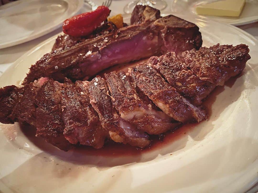 TiAさんのインスタグラム写真 - (TiAInstagram)「ニューヨーク最終日のランチ🗽 ステーキは雰囲気も全てが好きな「Keens Steakhouse（キーンズ・ステーキハウス）」🇺🇸 おすすめです。  今回のニューヨークは、忘れられない。絶対、忘れない。なんて話は尽きなくて。  #nyc #ny #newyork #keenssteakhouse #lunch #steak #love #blackdress #dinner #ステーキハウス #キーンズステーキ」10月13日 12時16分 - tia_singer