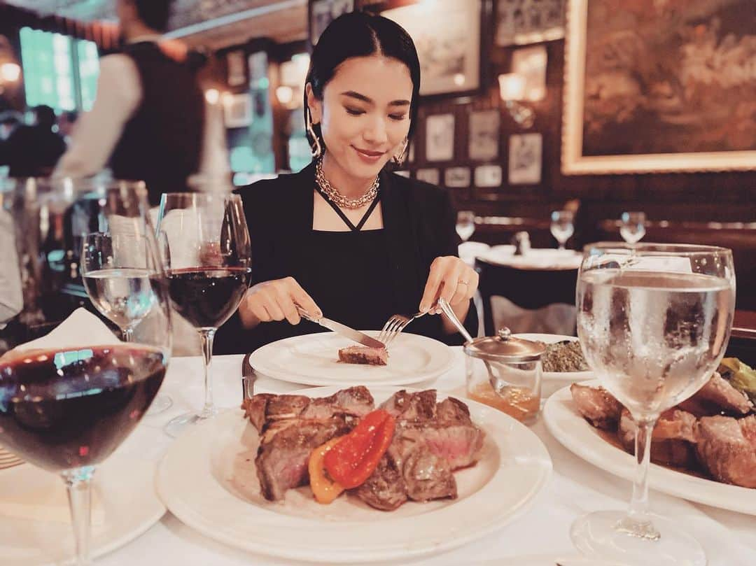 TiAのインスタグラム：「ニューヨーク最終日のランチ🗽 ステーキは雰囲気も全てが好きな「Keens Steakhouse（キーンズ・ステーキハウス）」🇺🇸 おすすめです。  今回のニューヨークは、忘れられない。絶対、忘れない。なんて話は尽きなくて。  #nyc #ny #newyork #keenssteakhouse #lunch #steak #love #blackdress #dinner #ステーキハウス #キーンズステーキ」