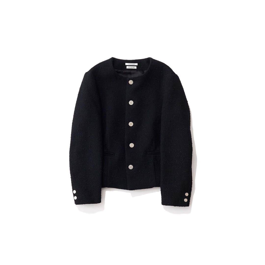 のインスタグラム：「・ New♦️Arrival・ ・ ◆ COUTURE D’ADAM 　クチュール・ド・アダム／ツイード　スペンサージャケット（BLACK) ・ COUTURE　D’ADAMは、トラディショナルスタイルをベースにしたマスキュリンなレディースコレクションを展開。性別の垣根なく愛されるオーセンティックなアイテムを、現代的解釈に再構築し提案しています。こちらは、イタリア産の良質なツイード素材を使用したシングルショートジャケット。 伝統的なフレンチショートジャケットと、英国王国近衛兵のガーズジャケットをよりシンプル＆モダンにアップデートした、クラシカルな雰囲気の一着。 テーラード仕立ての立体感のある美しいフォルムで、リッチ感溢れる上品モードな着こなしが楽しめます。 大人カジュアルスタイルから華やかなシーンまで幅広くお使いいただけるアイテムです。 ・ #kkcloset #kkshop #菊池京子 #kyokokikuch #coordinate #code #ootd #outfit #kotd #カジュアル #style #fashion #ファッション #happy #handsome #black #feminine #jacket #ノーカラージャケット #ツィード　#classic #クラシック　#french」