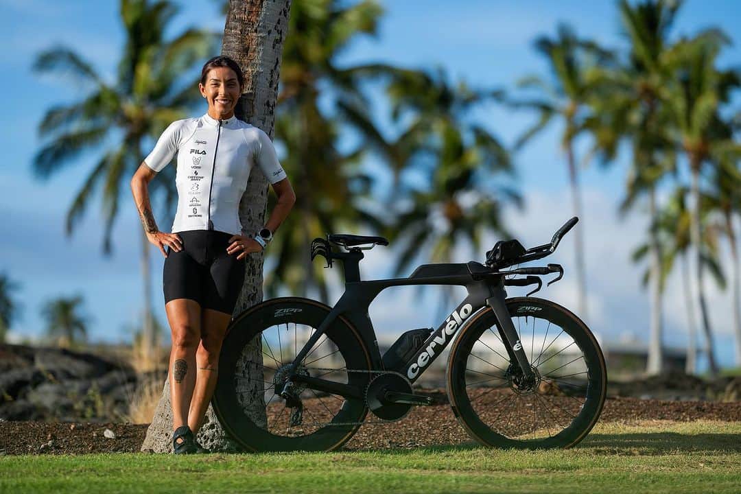 Zipp Speed Weaponryのインスタグラム：「Zipp triathlete @lahfabrini is set for #imkona. The Brazilian is going with an 858 NSW rear paired with the 454 NSW front for the windy Queen K. She is running tubeless with gains in comfort and performance from lower tire pressure.」