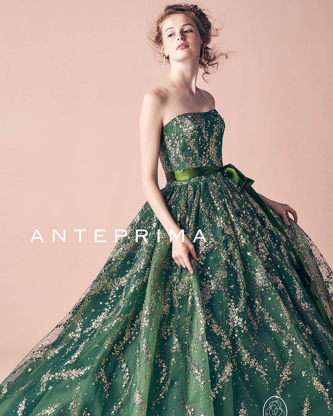 ACQUA　GRAZIE（アクア・グラツィエ）のインスタグラム：「. アクア・グラツィエ京都店トレンドドレスフェアおすすめドレスのご紹介！  Dress Brand: ANTEPRIMA  Dress: ANT0233 / Green ※店舗によって取り扱いのない商品もございますので予めご了承下さいませ。 ⁡ 深いグリーンが大人な雰囲気のカラードレス。ドレス全体に散りばめられたグリッターの模様が流れ星の様に輝くリュクスなきらめきドレスです。 ⁡ #acquagrazie  #アクアグラツィエ #アクアグラツィエ京都 #アクアグラツィエ仙台 #アクアグラツィエ表参道 #カラードレス #グリーンドレス #アンテプリマドレス #ウェディングドレス #福岡花嫁 #福岡プレ花嫁 #ドレス探し #ブライダルヘア #前撮り #大人婚 #ホテルウェディング #ナチュラルウェディング #撮影指示書 #2023冬婚 #2023秋婚 #2024春婚 #2024夏婚 #maricuru #みんなのウェディング #プレ花嫁 #卒花嫁 #ウェディングニュース #ベストブライダル」